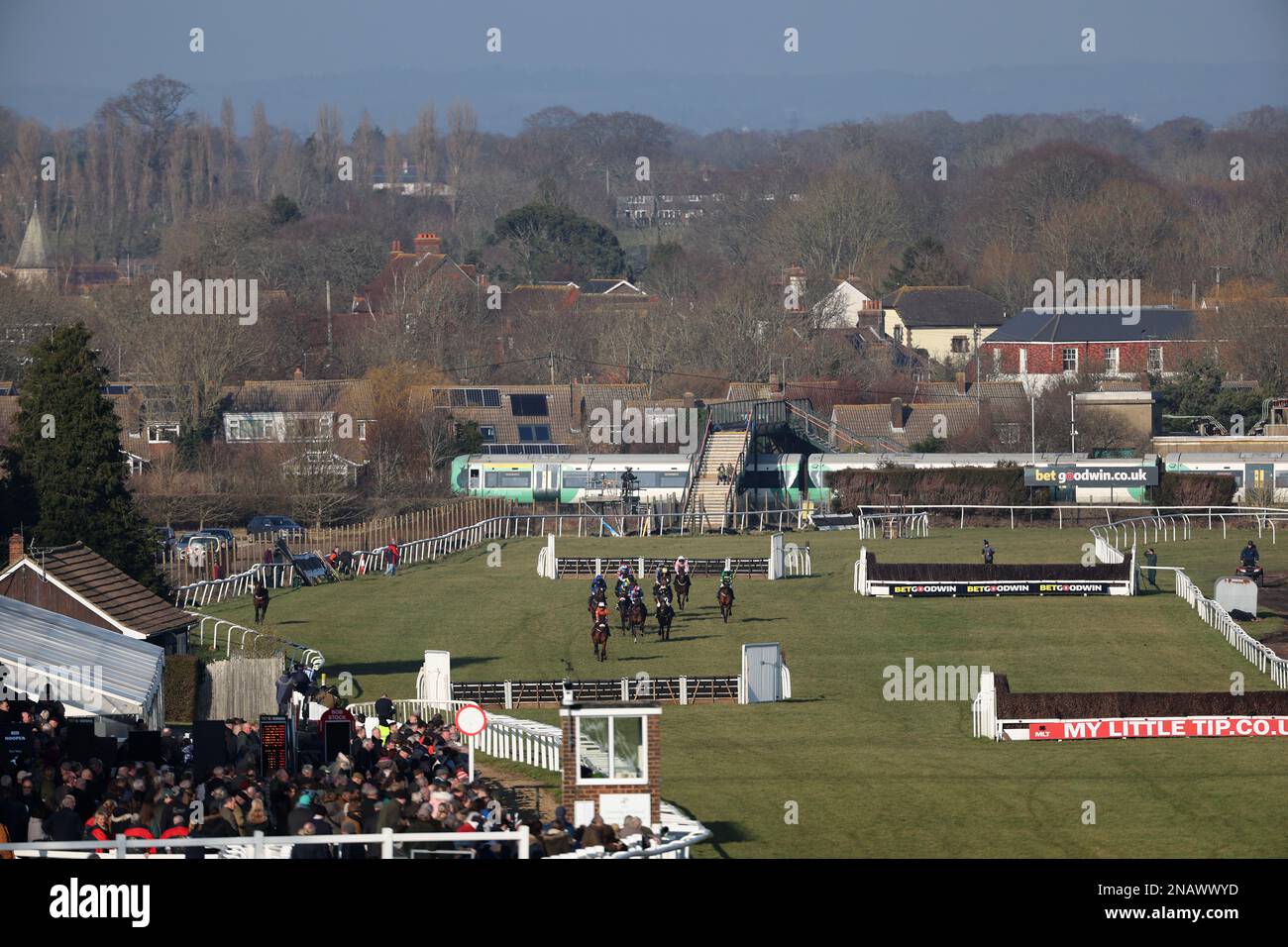 Plumpton, Royaume-Uni. 13th févr. 2023. Vue générale de l'obstacle Strong Flavors Catering Maiden à l'hippodrome de Plumpton. Credit: James Boardman / Alamy Live News Banque D'Images