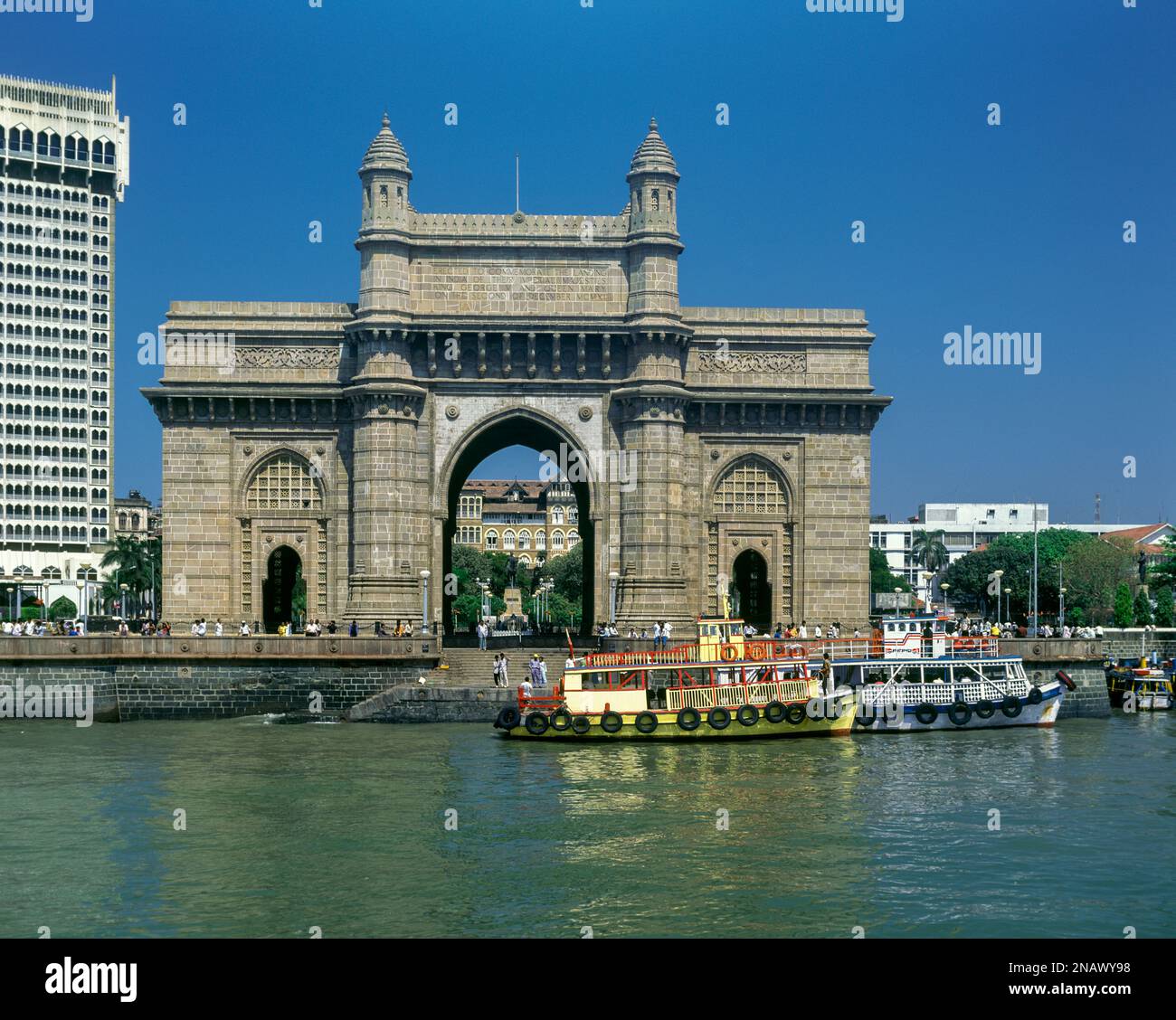 FERRY POINTS D'ACCÈS VERS L'INDE (©GEORGE WITTET 1924) TAJ TOWER HOTEL (©BATLIWALA & PATELL 1972) APOLLO BUNDER WATERFRONT MUMBAI INDIA Banque D'Images