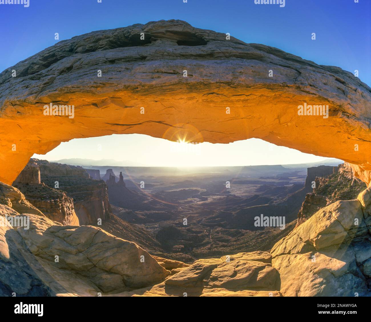 L'ÎLE DE MESA ARCH DANS LE CIEL Canyonlands National Park Utah USA Banque D'Images