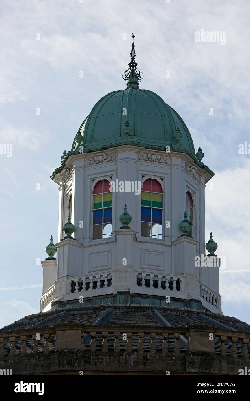 La tour du Sheldonian Theatre d'Oxford montrant le drapeau de la fierté. Banque D'Images