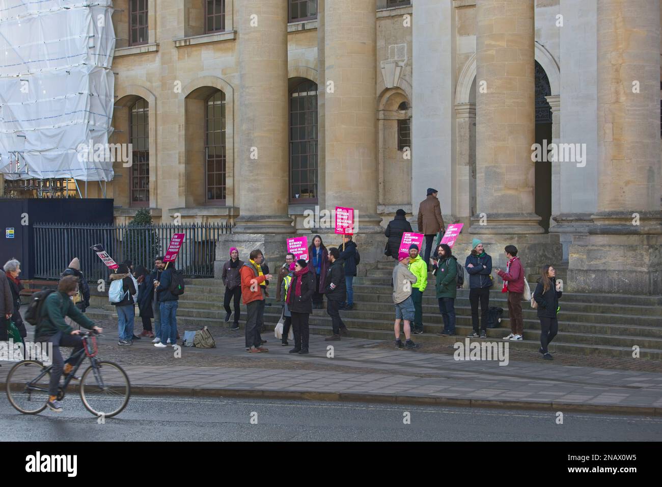 Membres en grève de l'UCU (University and College Union) du personnel de l'Université d'Oxford à l'extérieur de la bibliothèque Bodleian dans le centre d'Oxford Banque D'Images