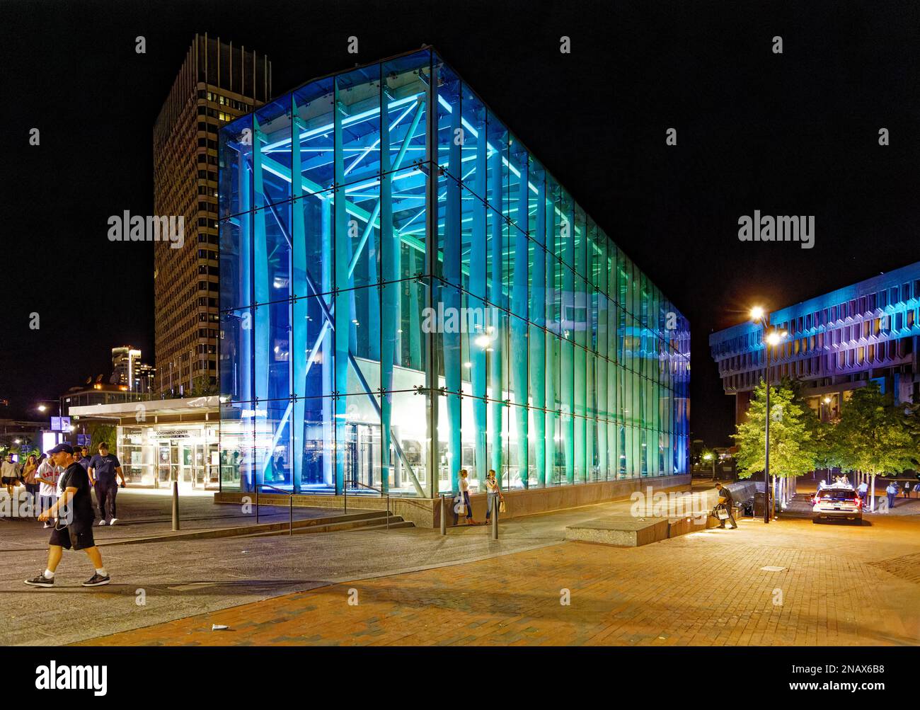 Boston : le hall de la gare MBTA du Government Center illumine City Hall Plaza ; l'hôtel de ville se trouve sur la droite. (Septembre 2019) Banque D'Images