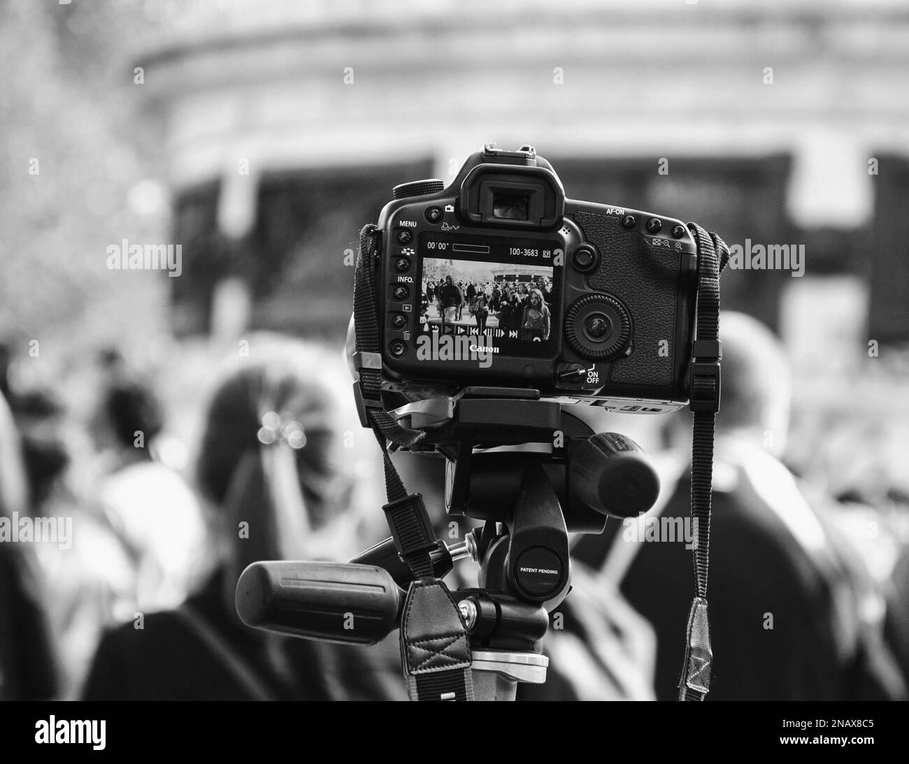 Paris, France - 3 octobre 2015 : défilé de Zombie filmant avec un appareil photo Canon sur la place de la République. Photo historique noir et blanc. Banque D'Images