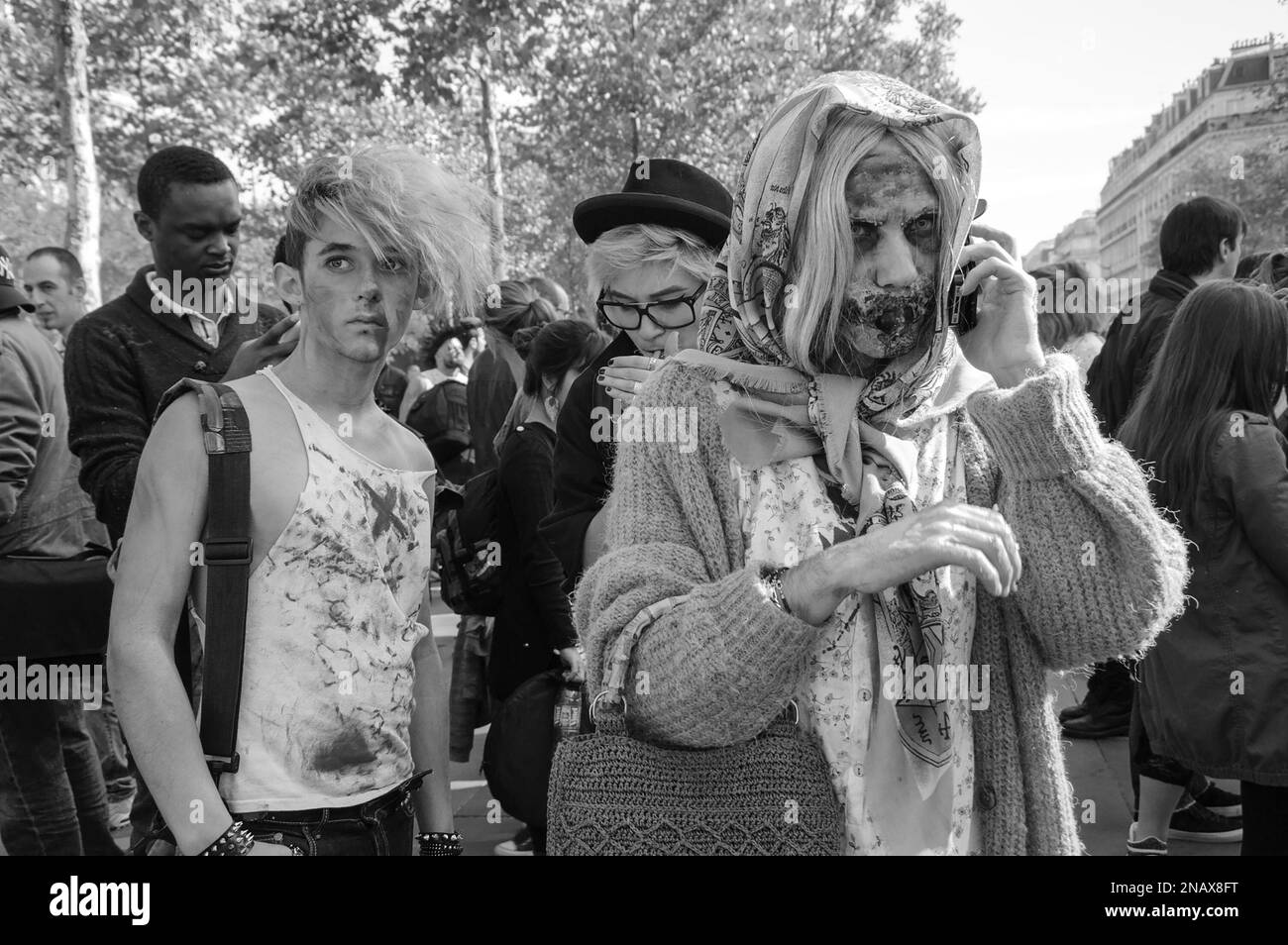 PARIS, FRANCE - 3 OCTOBRE 2015 : un participant zombie fait un appel téléphonique à domicile ou à des amis avec son téléphone mobile pendant le défilé de Zombie à la place de la Rep Banque D'Images