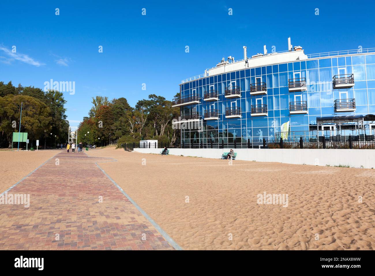 Zelenogorsk, Russie-vers sept, 2021: Hôtel-spa Terijoki sur la côte du golfe de Finlande. Accès à la baie depuis le parc de Zelenogorsk de Culture an Banque D'Images