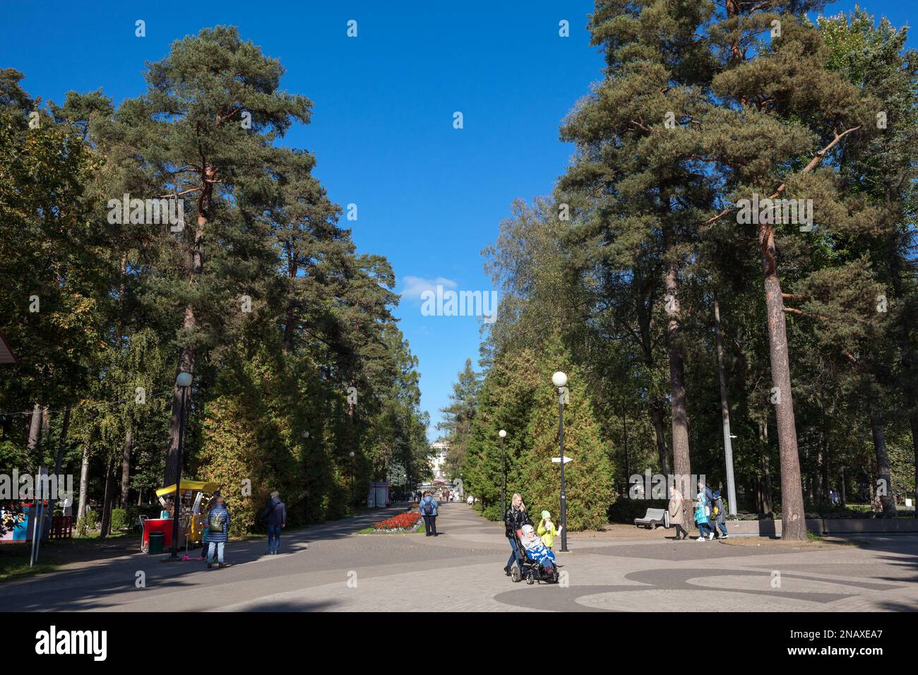 Zelenogorsk, Russie-vers sept, 2021: Les citoyens marchent le long de la ruelle centrale dans le parc de culture et de loisirs de Zelenogorsk. Région de Leningrad Banque D'Images