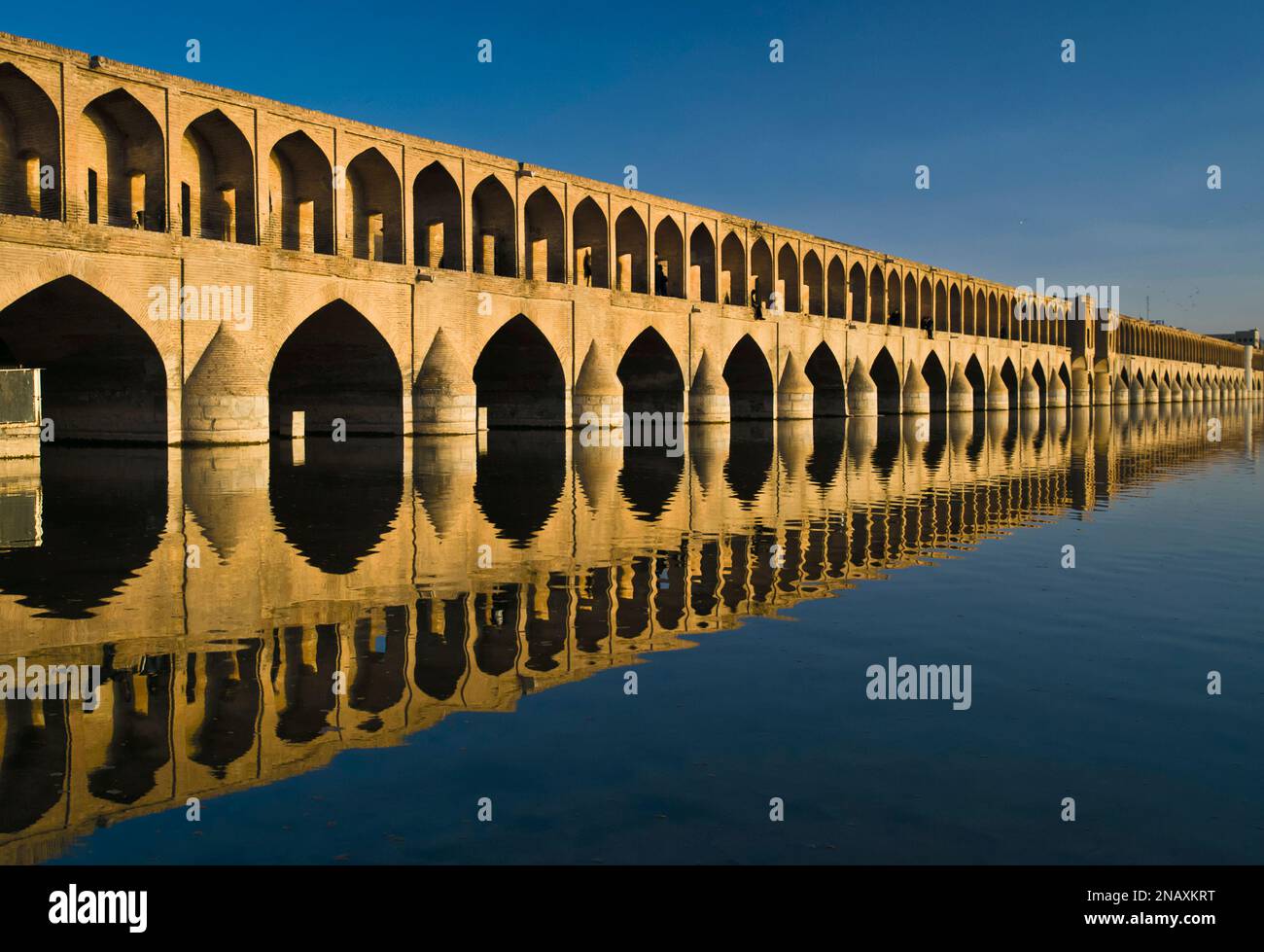 Si-o-se Pol ou Allahverdi Khan Bridge est l'un des ponts les plus connus et traverse le fleuve Zayanderud dans la ville d'Isfahan, en Iran Banque D'Images