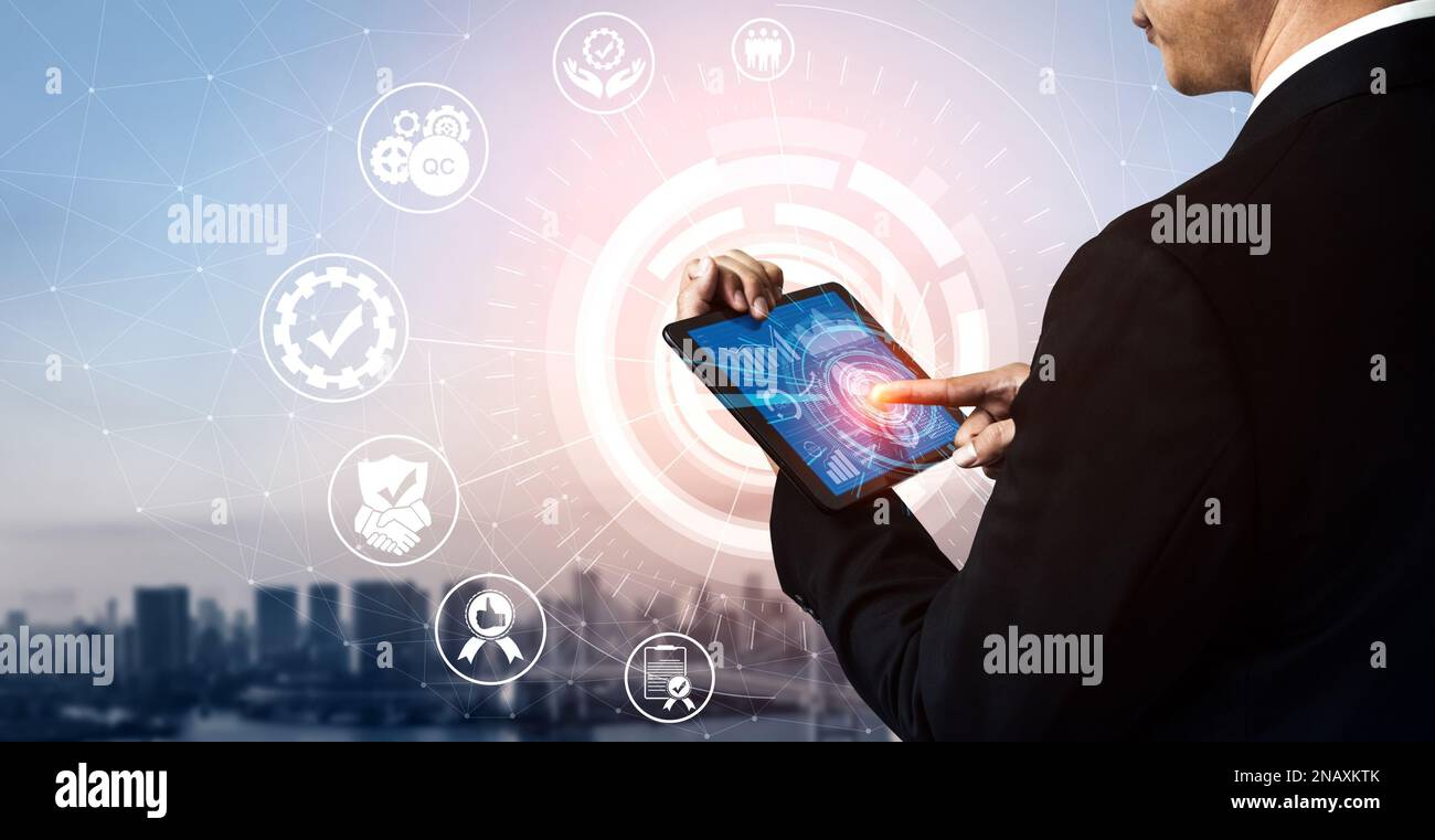 Un homme d'affaires touchant la tablette. Concept d'assurance qualité et de contrôle qualité Banque D'Images