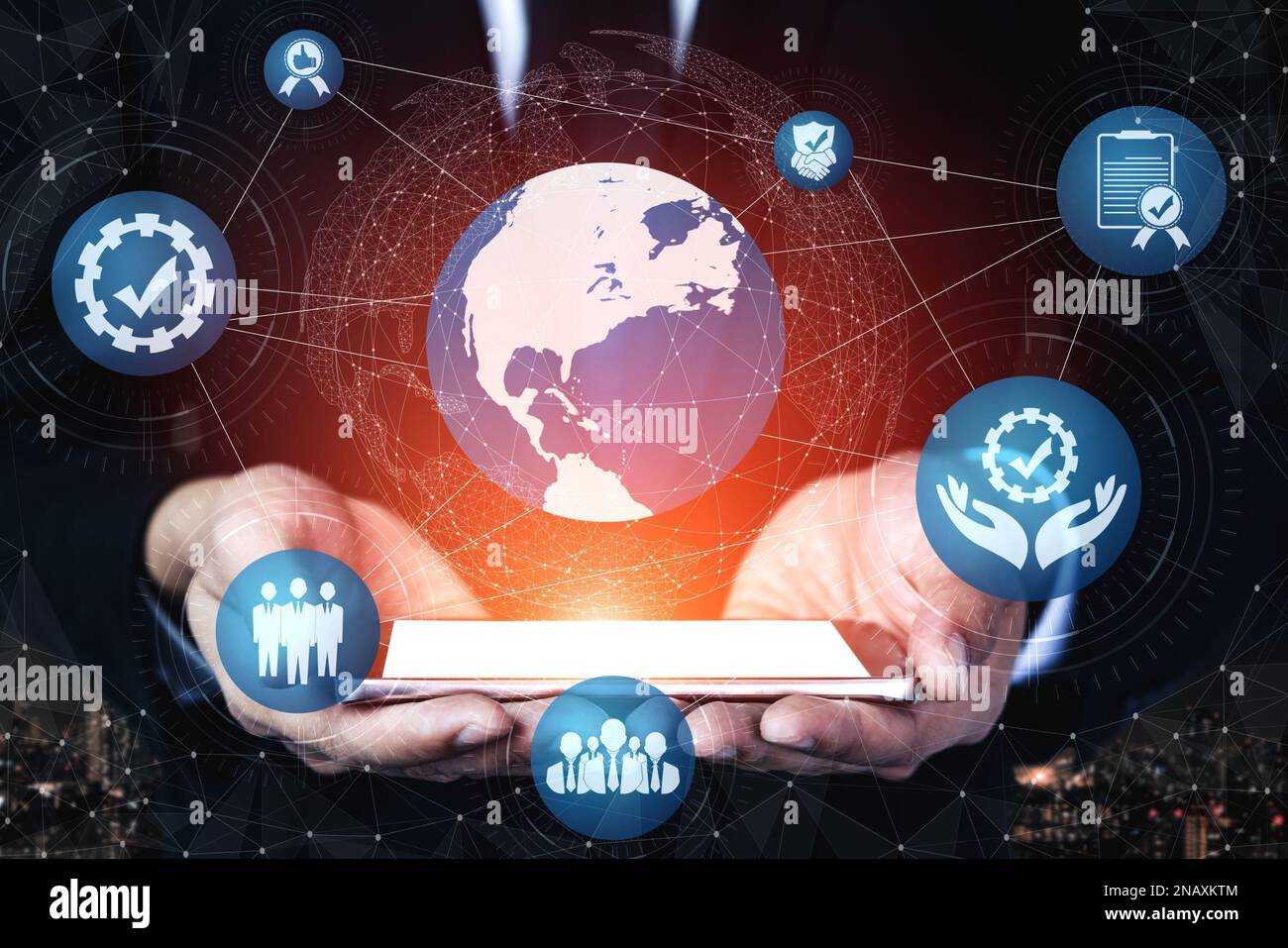 Un smartphone entre les mains d'un homme d'affaires. Concept d'assurance qualité et de contrôle qualité Banque D'Images