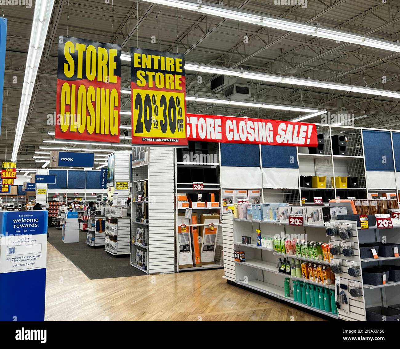 Affiches à l'intérieur d'un magasin Bed, Bath et Beyond à Wilmette, il annonçant que tout est en vente parce que le magasin ferme. Banque D'Images