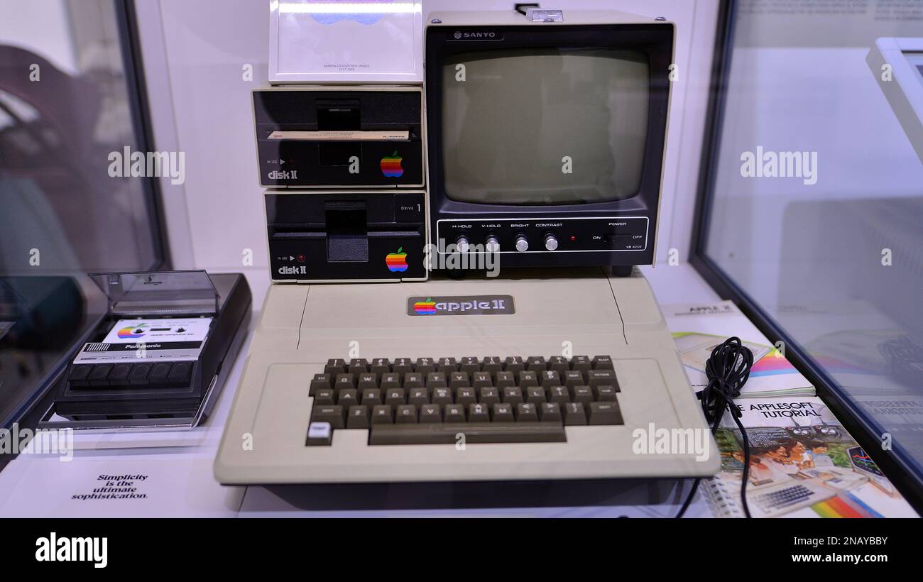 Varsovie, Pologne. 10 février 2023. À l'intérieur du musée Apple. Ordinateur Apple II. Banque D'Images
