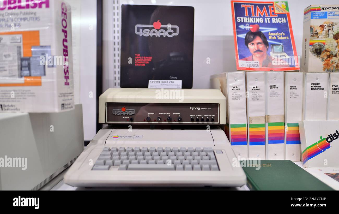 Varsovie, Pologne. 10 février 2023. À l'intérieur du musée Apple. Ordinateur Apple II e International. Banque D'Images