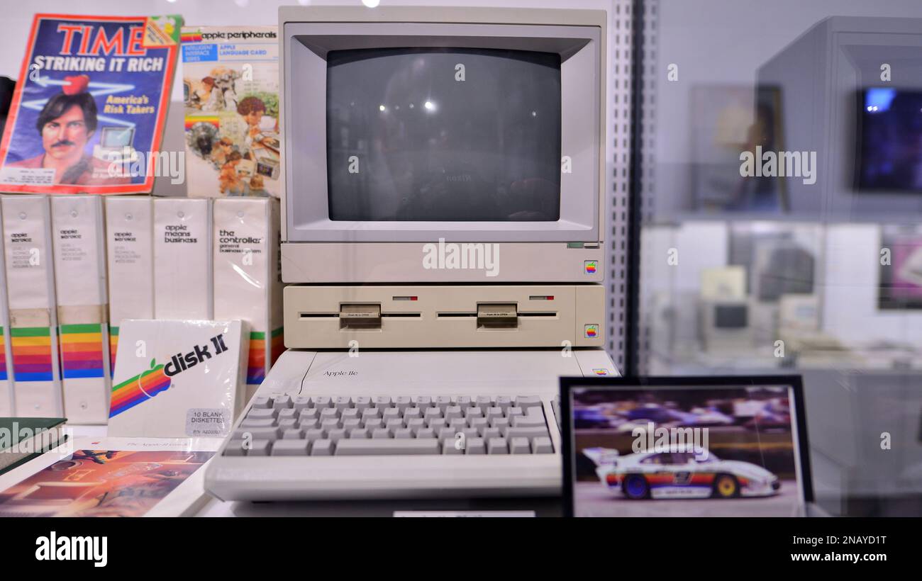 Varsovie, Pologne. 10 février 2023. À l'intérieur du musée Apple. Ordinateur Apple II e Platinum. Banque D'Images