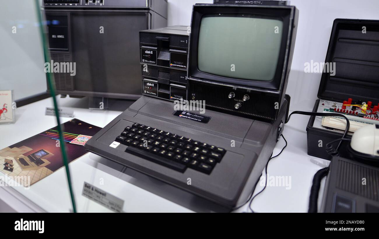 Varsovie, Pologne. 10 février 2023. À l'intérieur du musée Apple. Ordinateur Bell et Howell. Banque D'Images