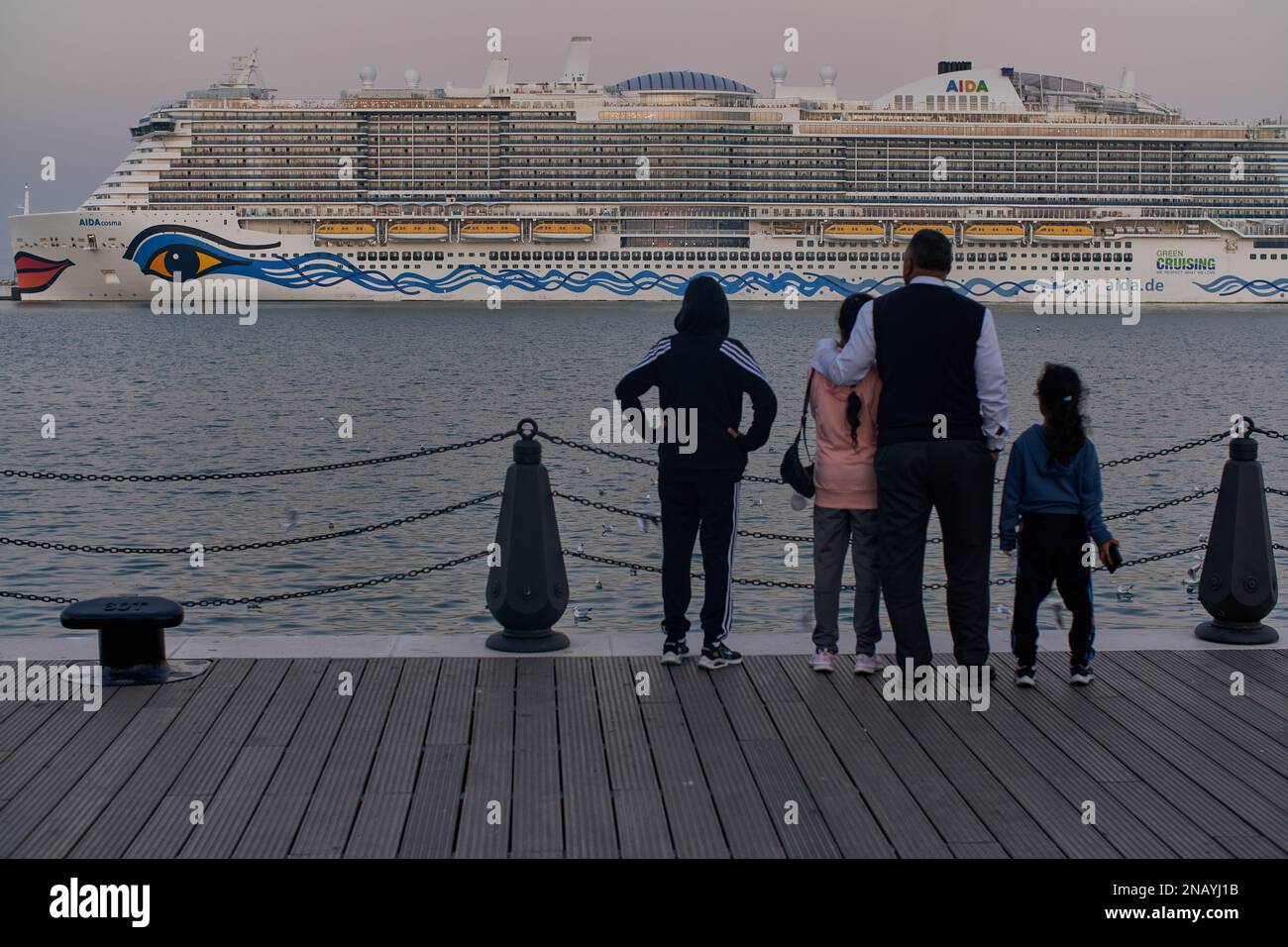 Vieux port de Doha (district de Mina) à Doha, Qatar coup de feu de l'après-midi montrant le bateau de croisière ( aida cosma) . Banque D'Images