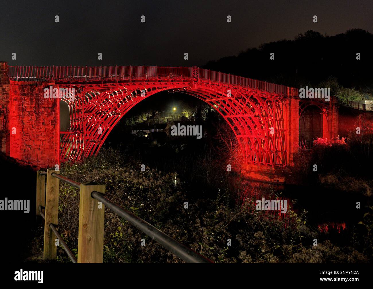 L'emblématique pont de fer au-dessus de la rivière Severn à Shropshire, en Angleterre, éclairé par des projecteurs pour Noël 2022. Le pont est un monument régulier. Banque D'Images