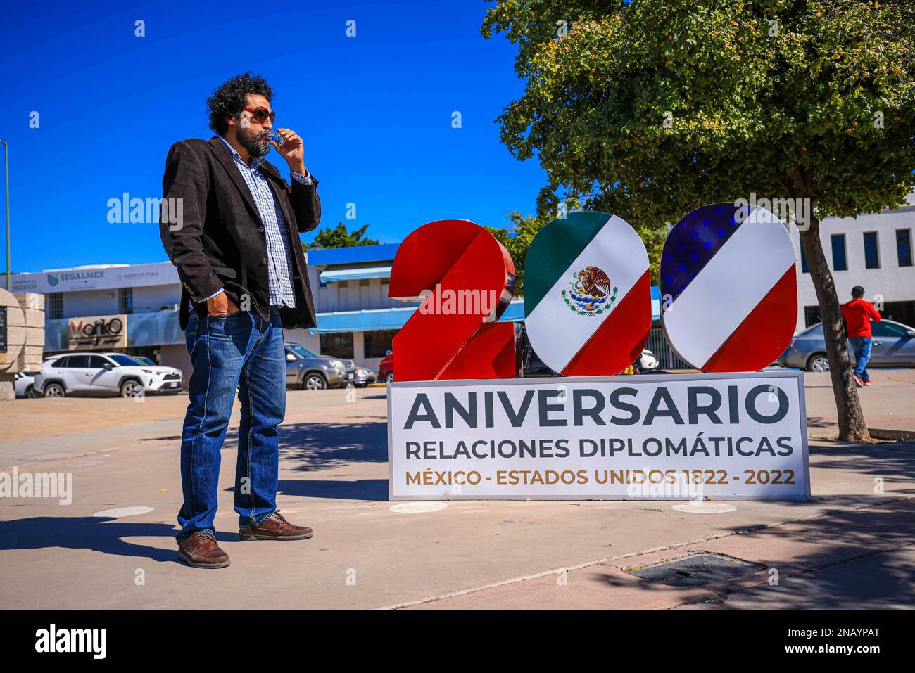 Benjamin Alonso Rascon directeur de Cronica Sonora avec un cliché de