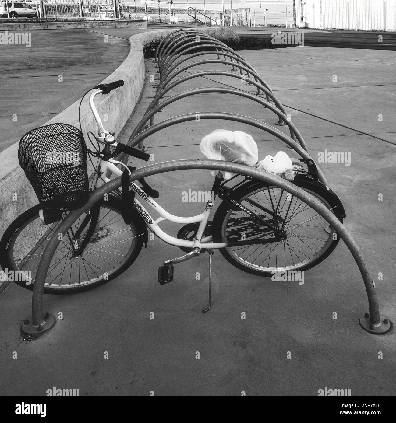 HELSINGBORG, SUÈDE - 30 JANVIER 2023 : une rangée de stands de bicyclettes avec une seule bicyclette garée dans un environnement urbain. Banque D'Images