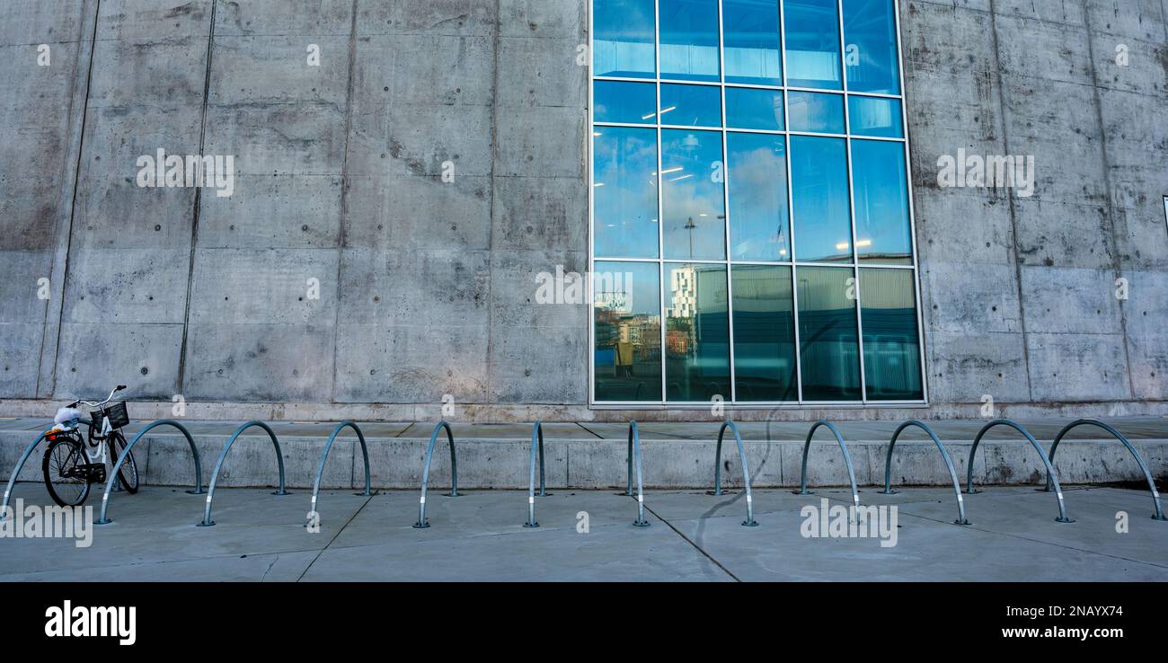 HELSINGBORG, SUÈDE - 30 JANVIER 2023 : une rangée de stands de bicyclettes avec une seule bicyclette garée dans un environnement urbain. Banque D'Images