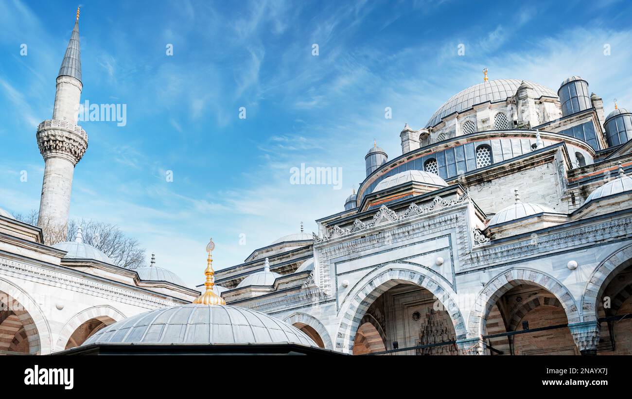 Une image de la mosquée beyazit camii d'Istanbul depuis la cour au coucher du soleil. Banque D'Images