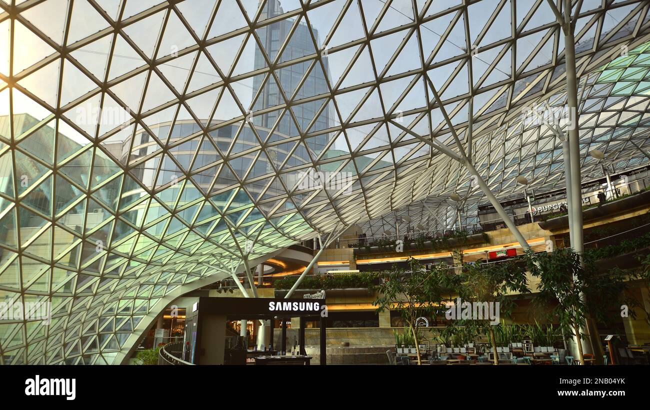 Varsovie, Pologne. 10 février 2023. L'intérieur du centre commercial Golden Terraces. Banque D'Images