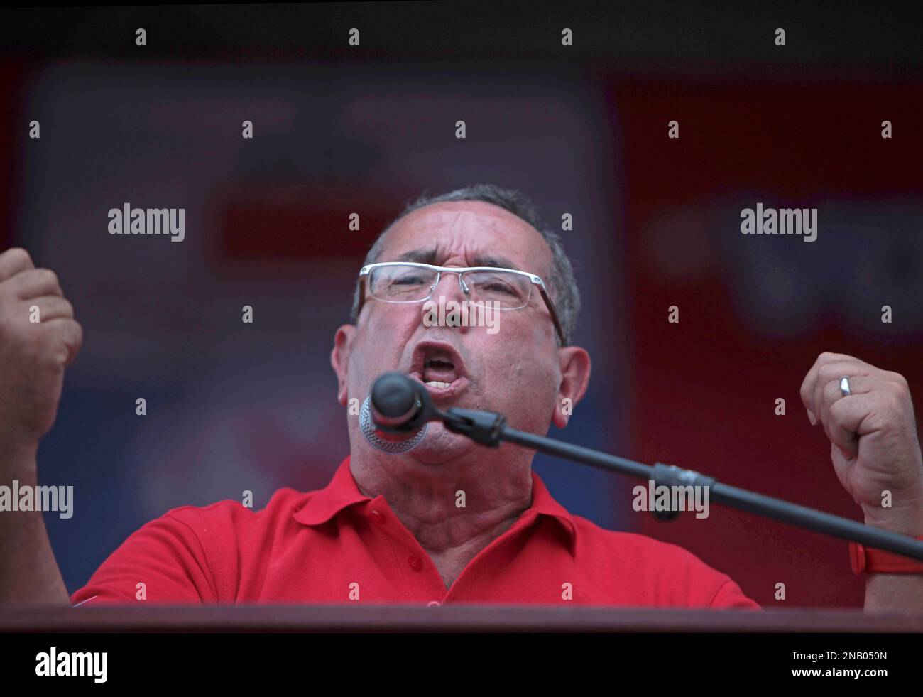 Arnoldo Aleman, Nicaragua's former President and presidential candidate of the Liberal Constitutionalist Party, PLC, delivers a speech during his closing campaign rally in Managua, Nicaragua, Saturday, Oct. 29, 2011. Presidential elections in Nicaragua are scheduled for Sunday. (AP Photo/Esteban Felix) Banque D'Images