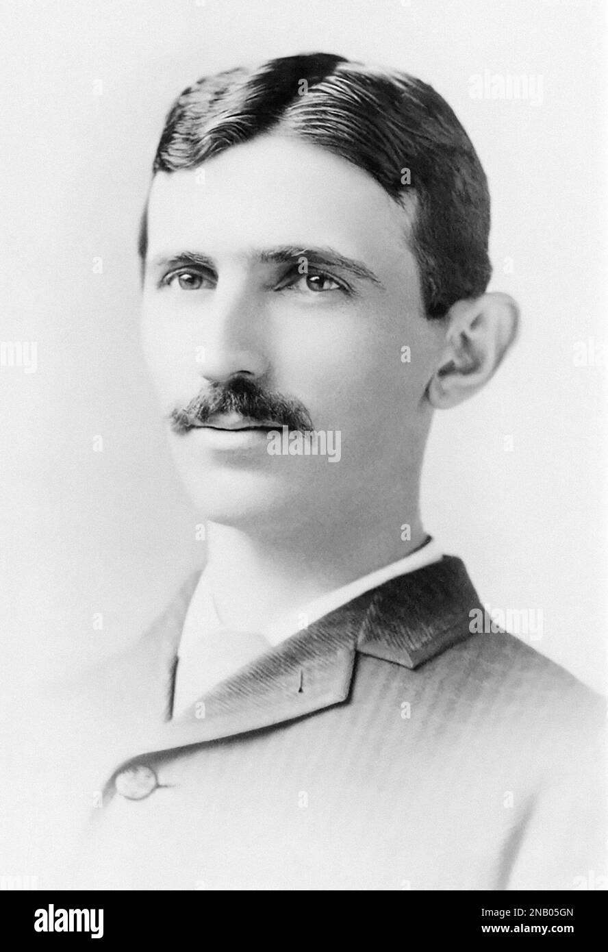 Nikola Tesla (1856-1943), inventeur serbe américain, ingénieur électrique, ingénieur mécanique et futuriste à 29 ans. (Photo : c1885) Banque D'Images