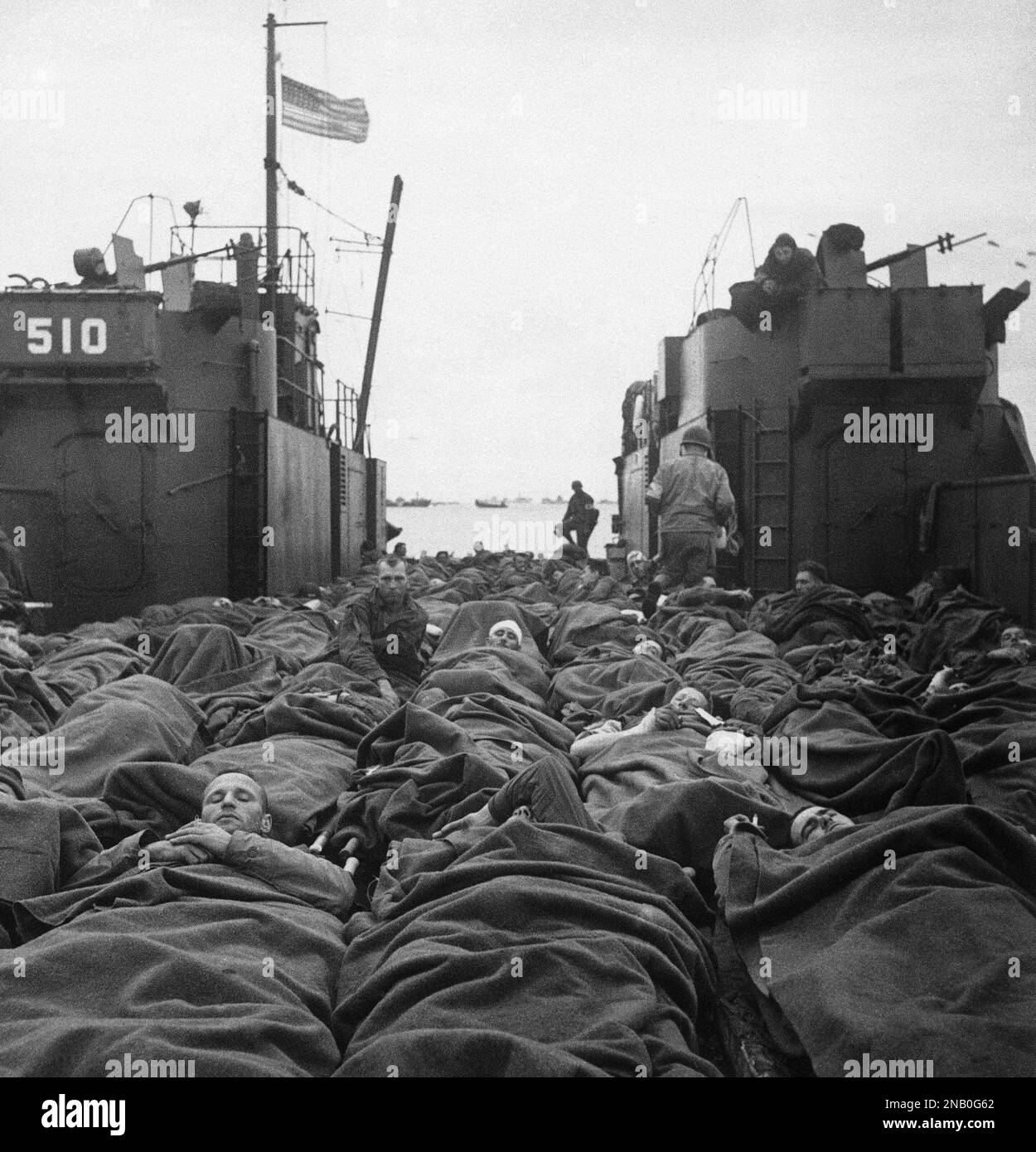 An American landing craft takes on wounded American soldiers, at a beach in the Normandy sector of France on July 3, 1944 for transfer to a hospital ship out in the English Channel. The soldiers fell in the course of the fighting against the Germans in the beachhead area in France. (AP Photo) Banque D'Images