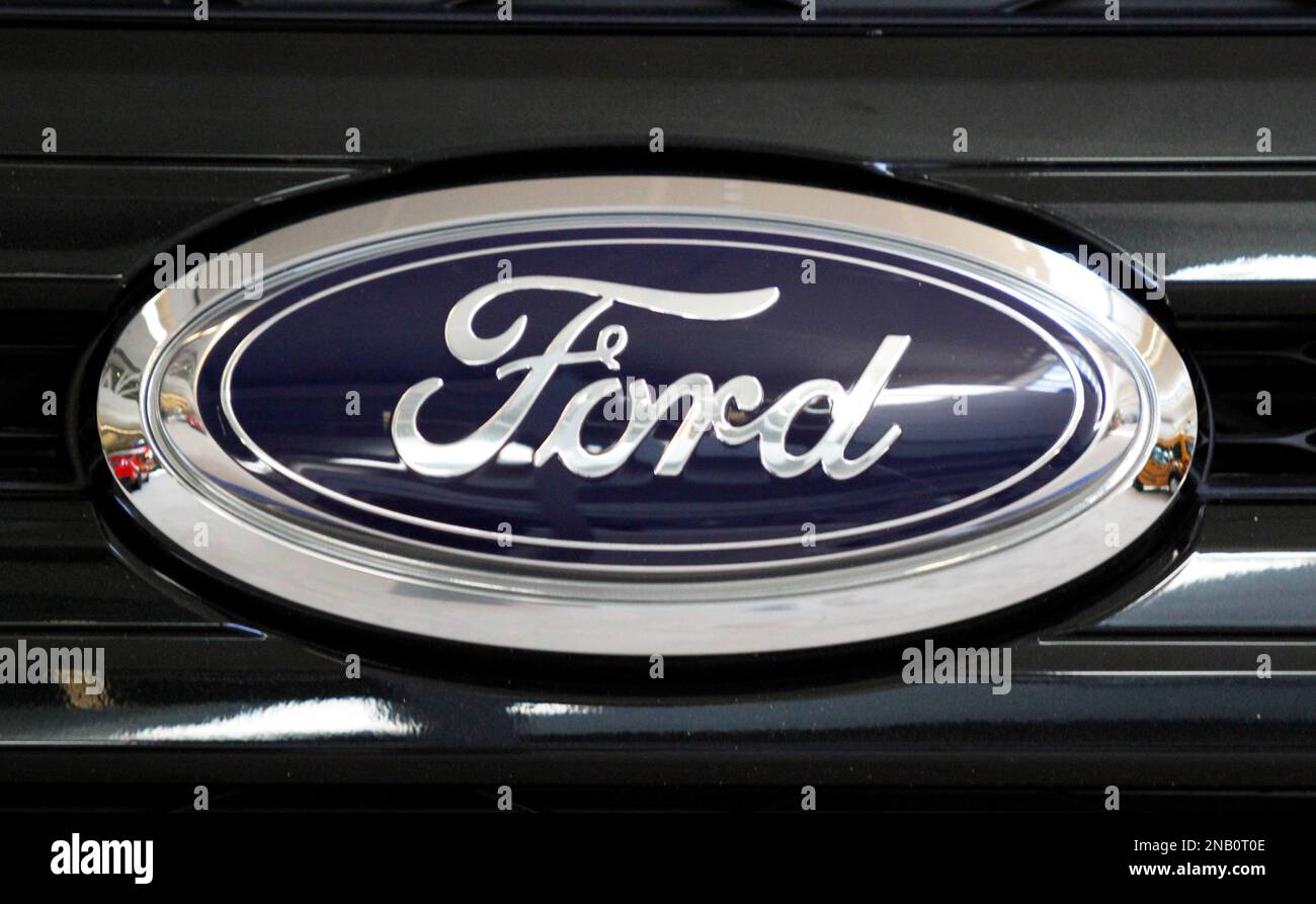 FILE - This file photo made Feb. 10, 2011, shows the Ford emblem on the grill of a 2011 Ford Edge Sport AWD at the opening of the Pittsburgh International Auto Show, in Pittsburgh. Consumer Reports said Tuesday, Oct. 25, 2011, Ford's quality has slipped in the past year because of problems with transmissions and touch-screen systems in some new models. (AP Photo/Keith Srakocic, File) Banque D'Images