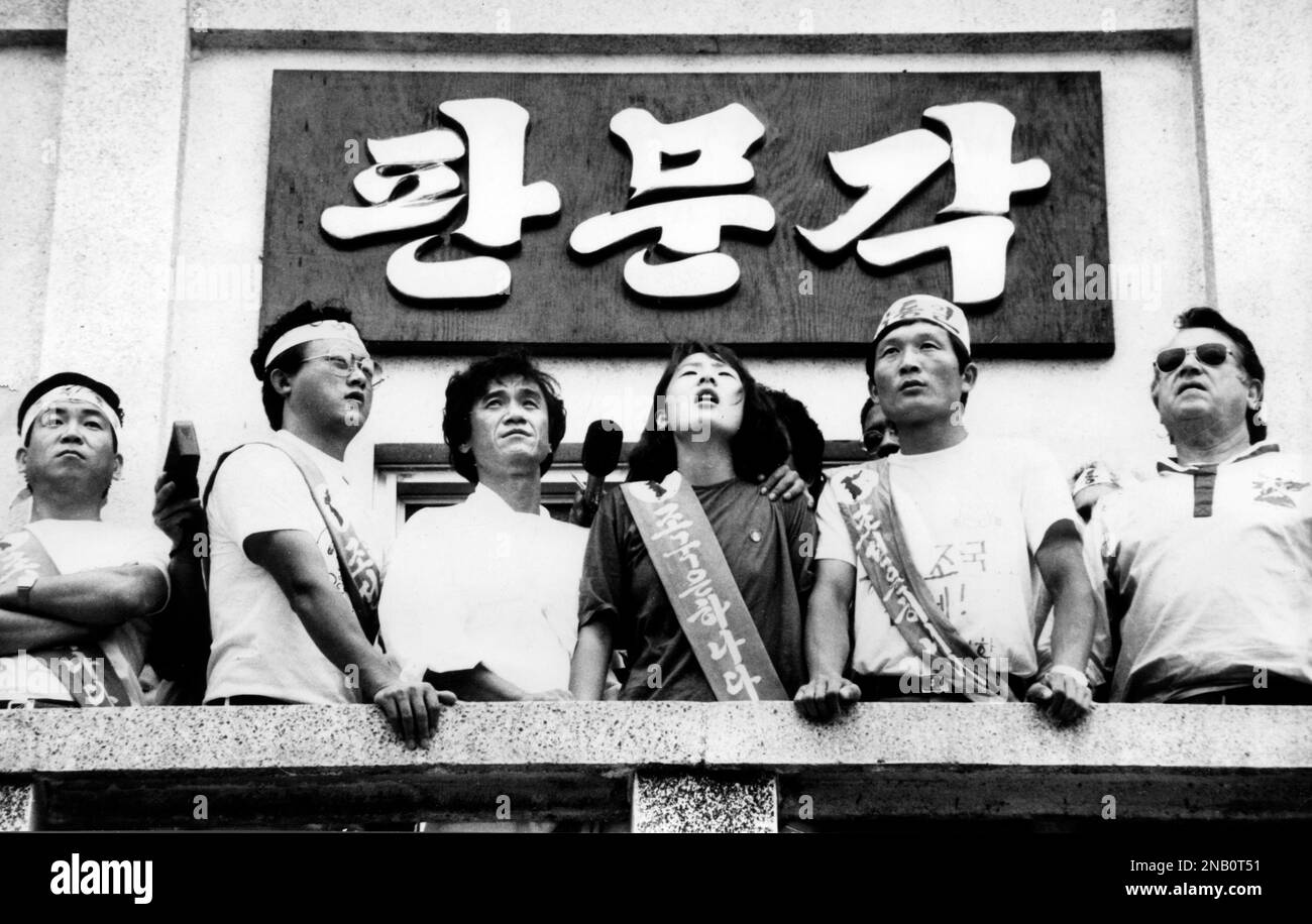 In this July 28, 1989 photo from North Korea's official Korean Central News Agency, distributed by Korea News Service, Lim Sukyung, representative of the National Council of University Student Representatives of South Korea, demands from the North Korean side of Panmunjom, for the security of passage of Panmunjom to South Korea and then the United States. (Korean Central News Agency/Korea News Service via AP Images) Banque D'Images