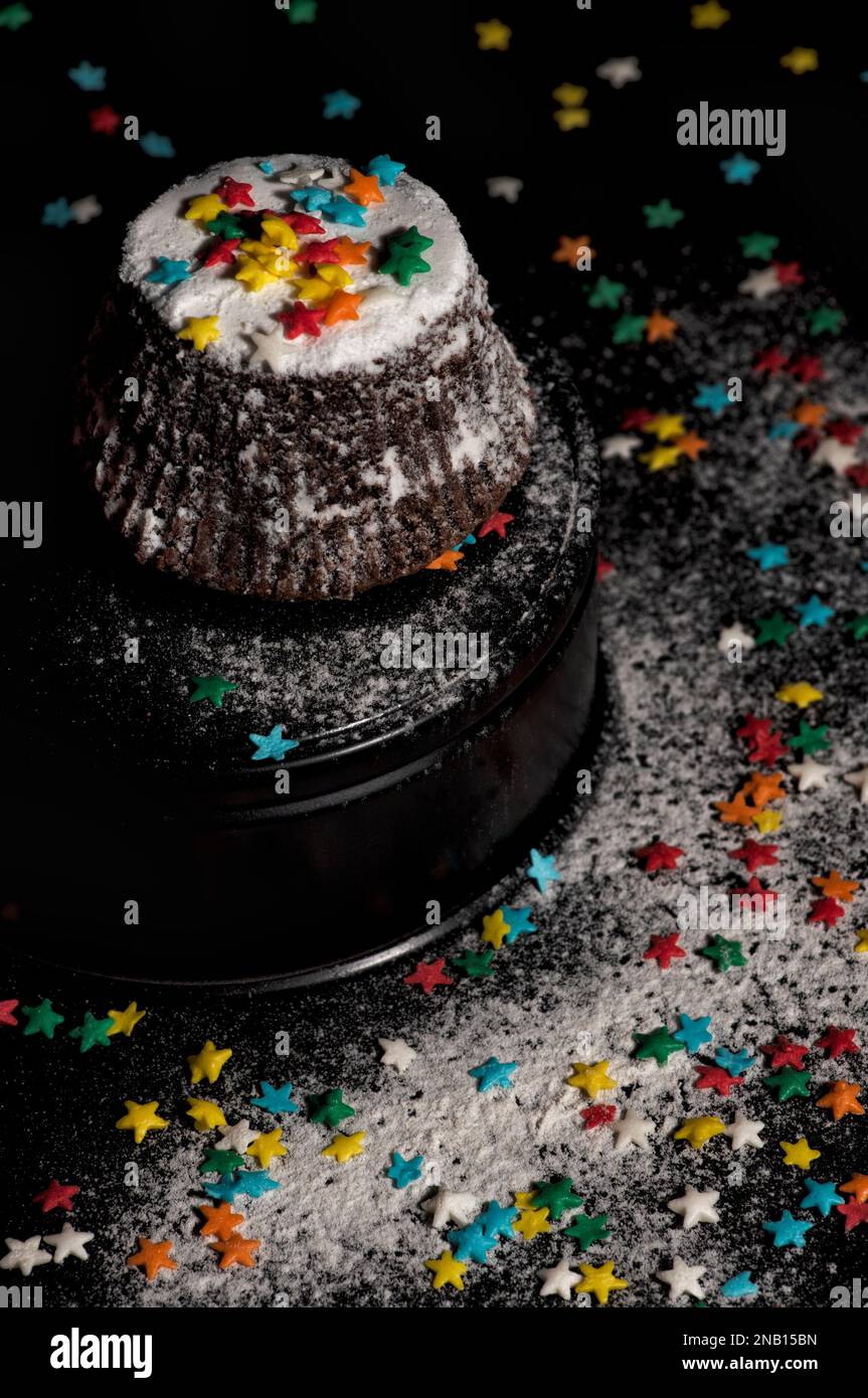 Délicieux dessert volcan au chocolat avec des étoiles de couleur bonbon Banque D'Images