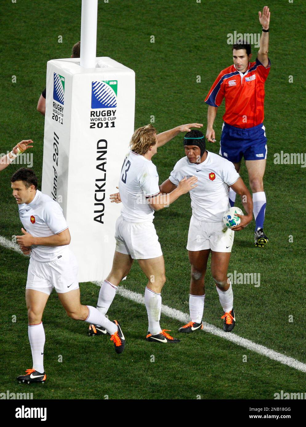 France's Thierry Dusautoir, second from right, is congratulated by teammate Aurelien Rougerie after scoring a try during their Rugby World Cup final against the New Zealand All Blacks at Eden Park in Auckland, New Zealand, Sunday, Oct. 23, 2011. (AP Photo/Dita Alangkara) Banque D'Images