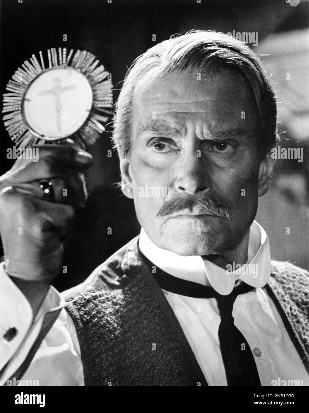 LAURENCE OLIVIER comme professeur Abraham Van Helsing dans DRACULA réalisateur de 1979 JOHN BADHAM roman Bram Stoker jouer Hamilton Deane et John L. Balderston scénario W.D. Richter musique John Williams costume design Julie Harris Universal Pictures Banque D'Images