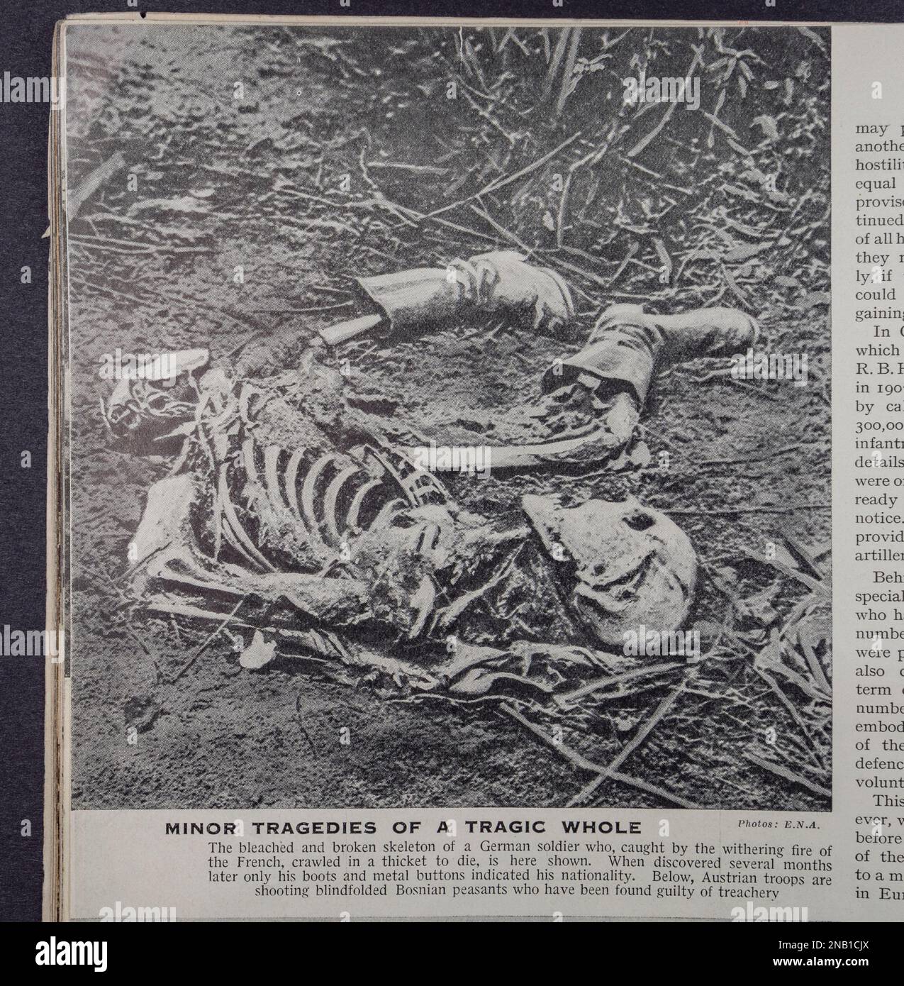 Photo du squelette d'un soldat allemand avec ses bottes encore en place pendant la guerre mondiale 1914-1918 Une Histoire illustrée (1934). Banque D'Images