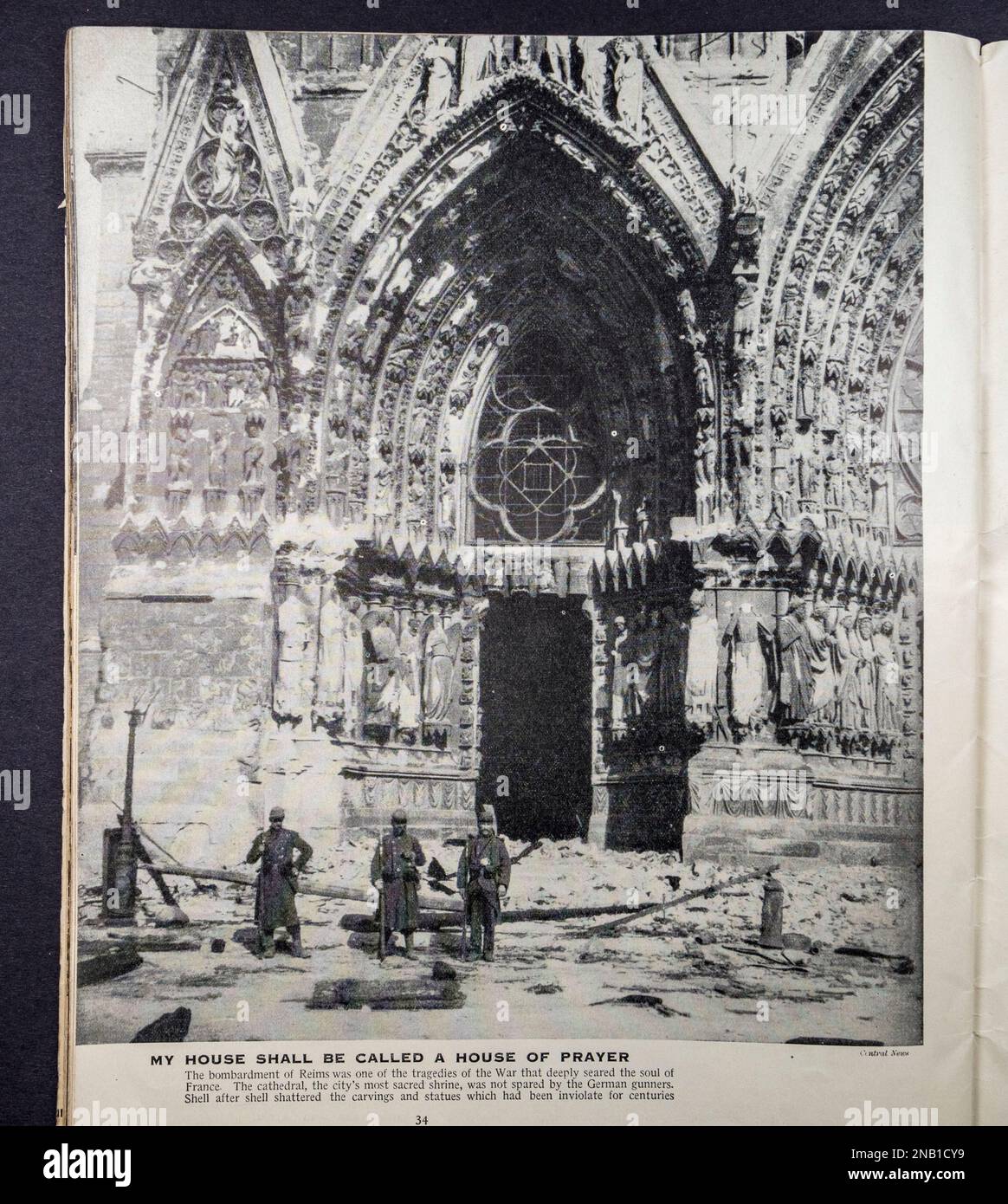 Photo de la cathédrale endommagée de Reims pendant la guerre mondiale 1914-1918 Une Histoire en photo (1934). Banque D'Images