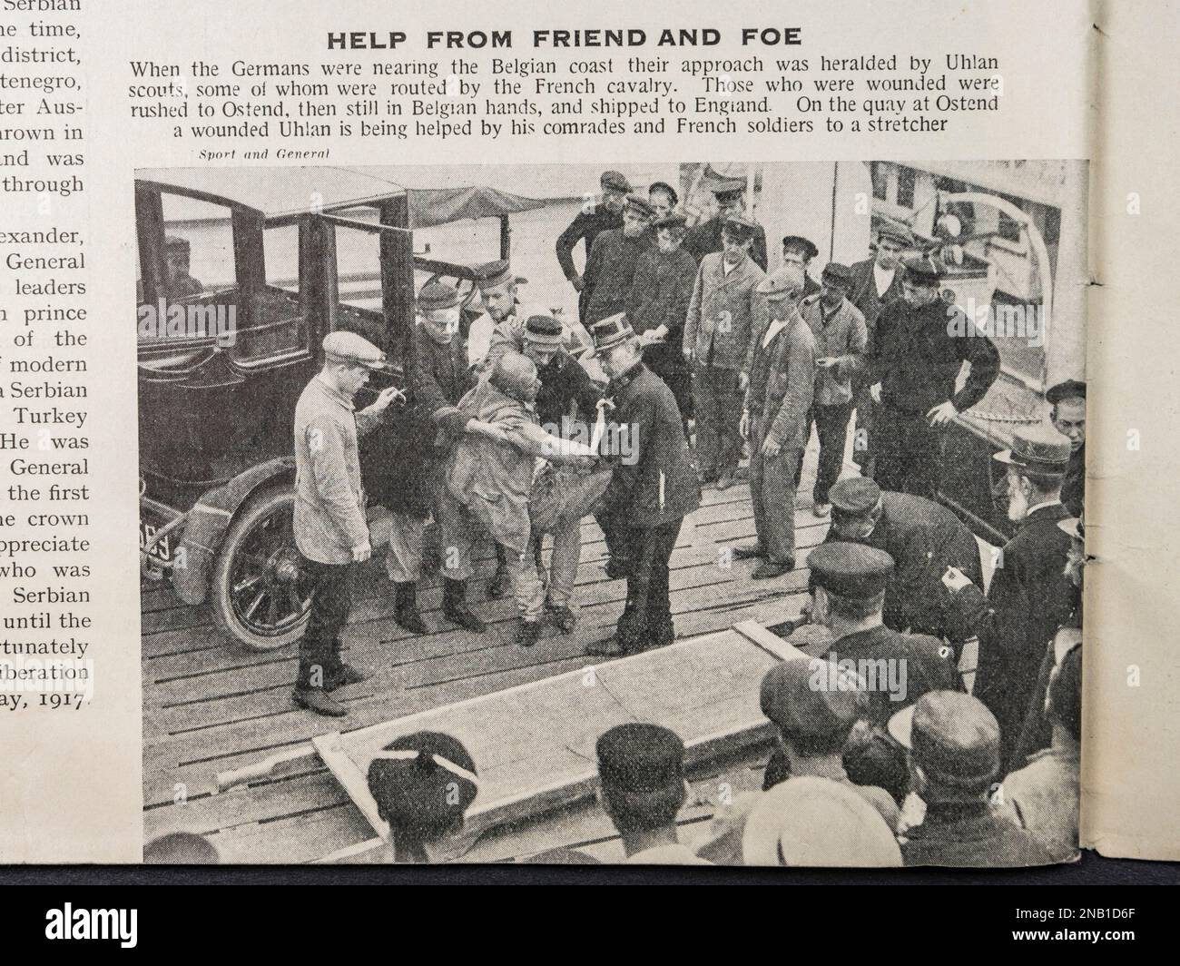 Blessé Uhlan scout étant aidé par des soldats français à Ostende pendant la guerre mondiale 1914-1918 A Pictured History (1934). Banque D'Images