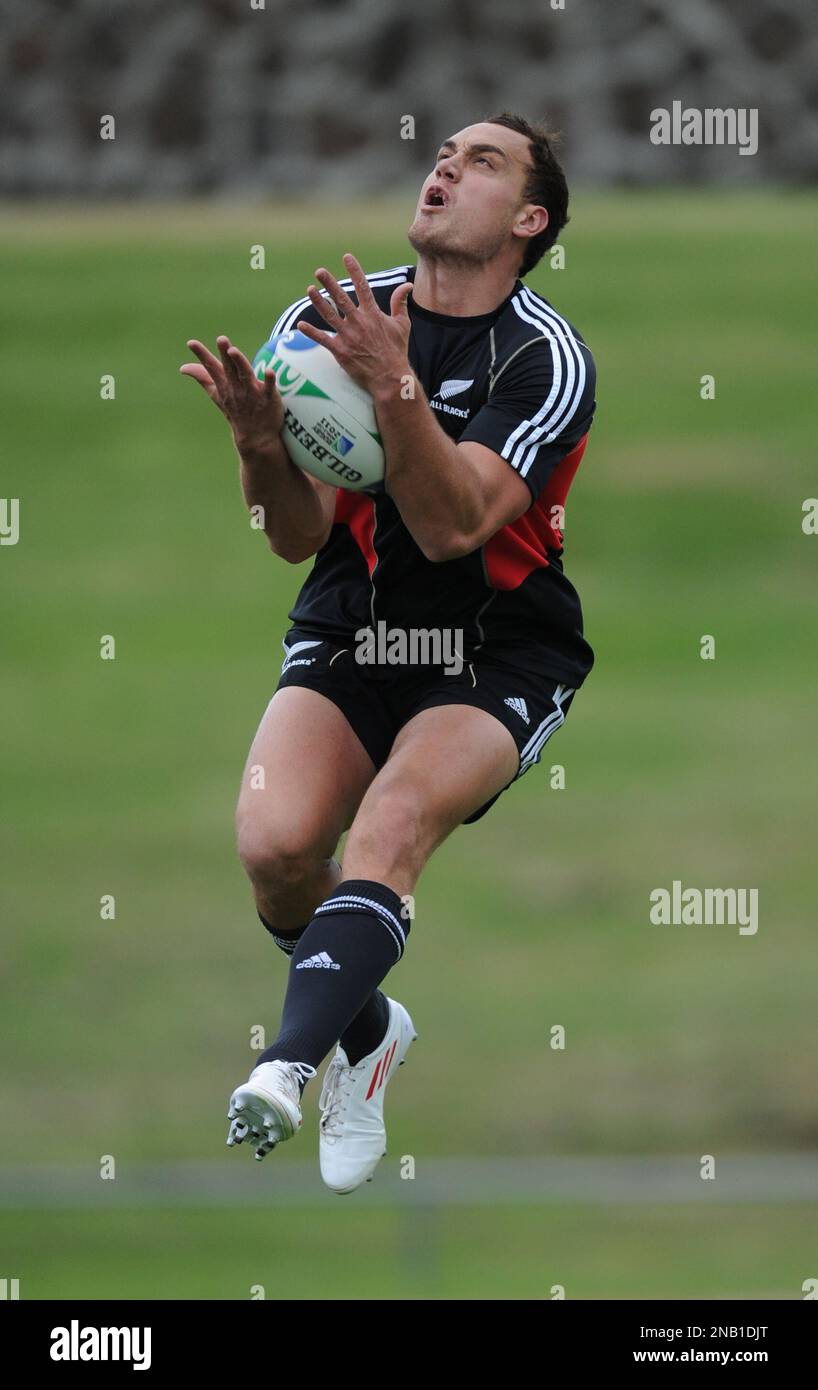 New Zealand rugby player Israel Dagg takes a catch during the captain's run in Auckland, New Zealand, Saturday Oct 22, 2011. New Zealand will play France in the Rugby World Cup final on Sunday Oct 23. (AP Photo/Ross Land) Banque D'Images