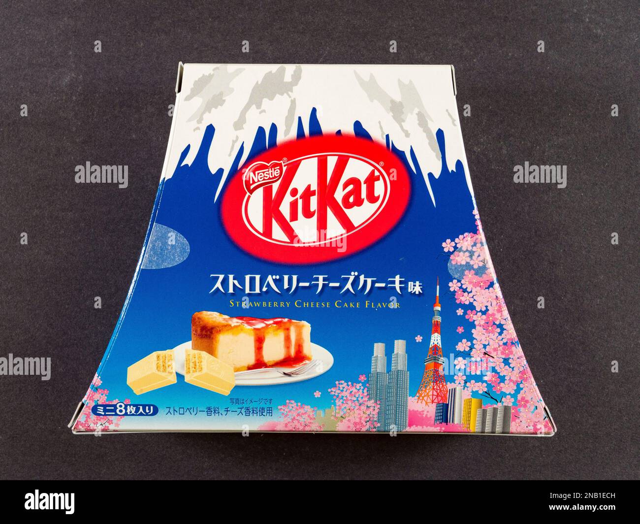 Emballage de confiserie moderne KitKit (saveur de gâteau au fromage à la fraise) du Japon. Banque D'Images