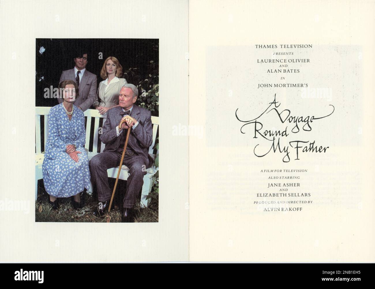 LAURENCE OLIVIER ELIZABETH SELLARS ALAN BATES et JANE ASHER dans le film TV Un VOYAGE AUTOUR DE MON PÈRE 1982 réalisateur / producteur ALVIN RAKOFF play / scénario John Mortimer musique Marc Wilkinson Thames Television Banque D'Images