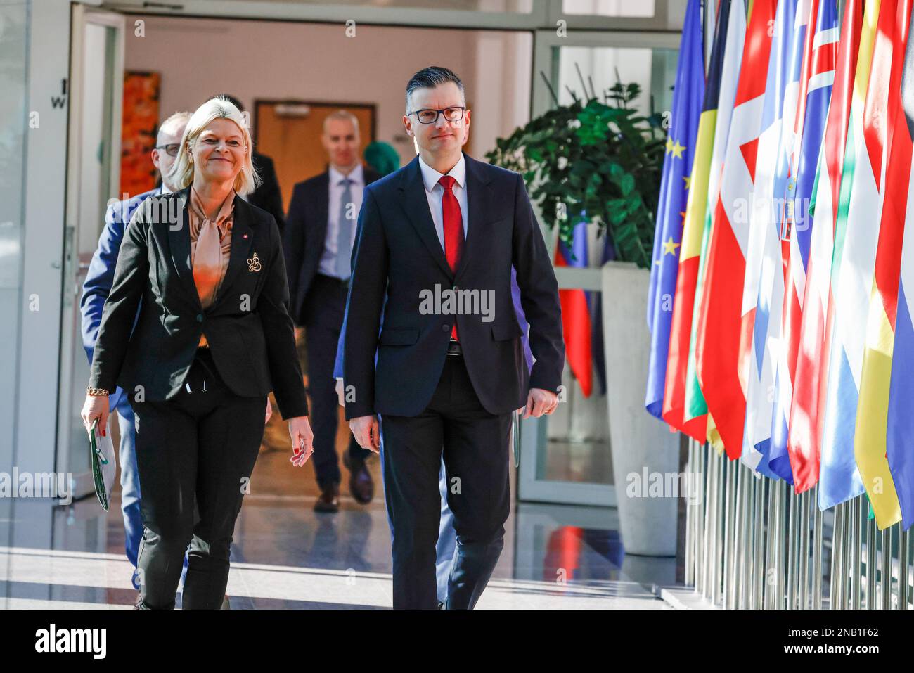 Ljubljana, Slovénie. 13th févr. 2023. Le ministre autrichien de la défense, Klaudia Tanner, et le ministre slovène de la défense, Marjan SAREC, arrivent à Ljubljana pour des pourparlers bilatéraux. Le ministre autrichien de la défense, Klaudia Tanner, et le ministre slovène de la défense, Marjan SREC, se sont réunis à Ljubljana pour discuter de la défense bilatérale et des relations militaires, de la guerre en Ukraine et des questions de sécurité. Crédit : SOPA Images Limited/Alamy Live News Banque D'Images