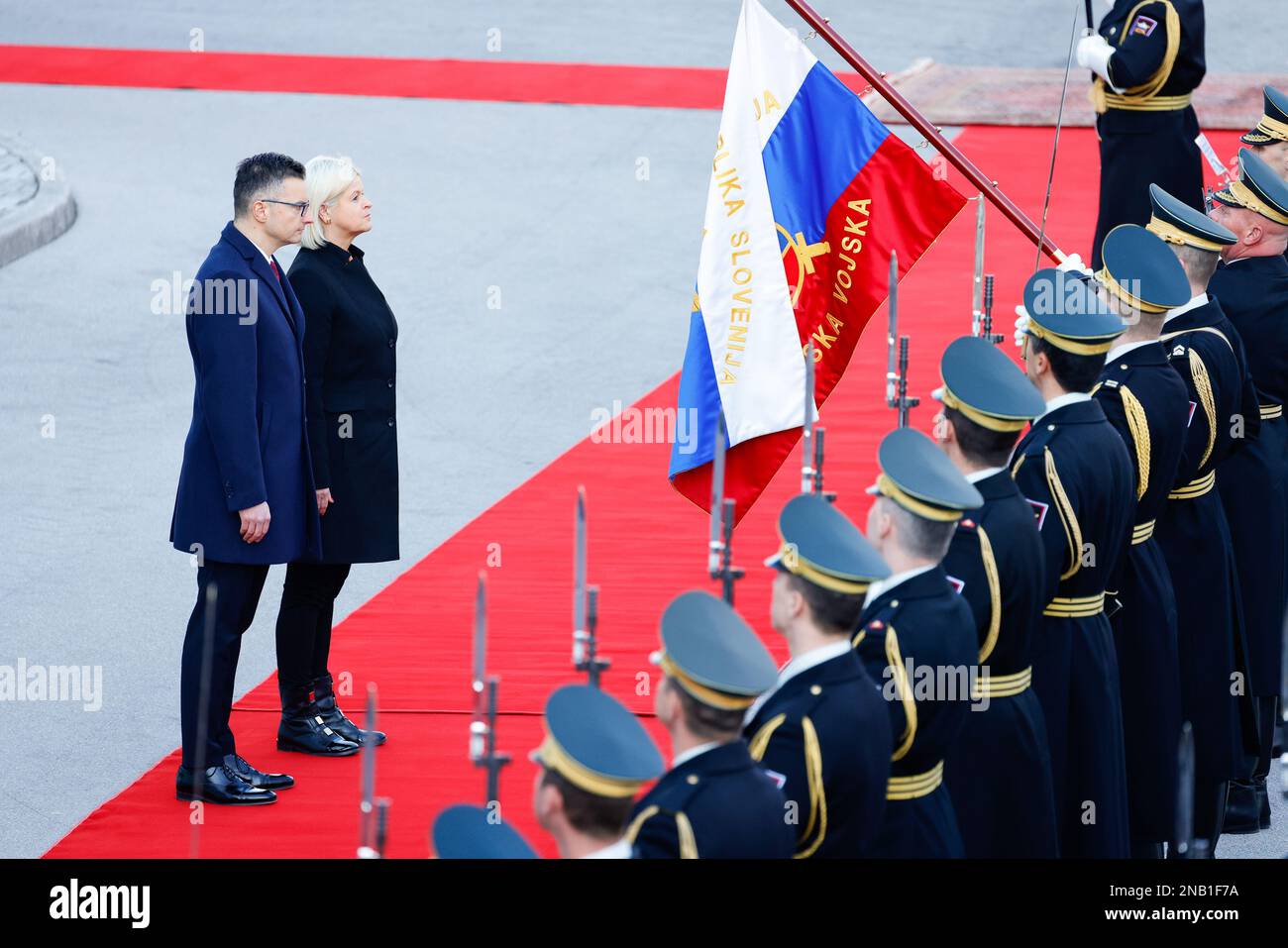 Ljubljana, Slovénie. 13th févr. 2023. Le ministre autrichien de la défense, Klaudia Tanner, et le ministre slovène de la défense, Marjan SAREC, inspectent la garde d'honneur à Ljubljana. Le ministre autrichien de la défense, Klaudia Tanner, et le ministre slovène de la défense, Marjan SREC, se sont réunis à Ljubljana pour discuter de la défense bilatérale et des relations militaires, de la guerre en Ukraine et des questions de sécurité. Crédit : SOPA Images Limited/Alamy Live News Banque D'Images