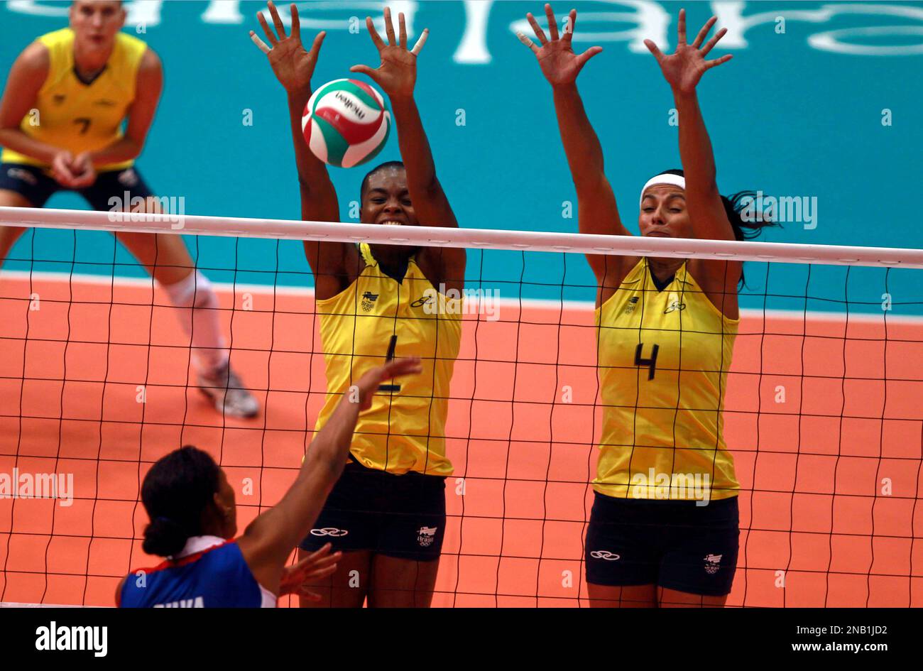 Cuba's Gyselle de la Caridad Silva Franco, left, spikes the ball against Brazil's players Fabiana Claudino, center, and Paula Pequeno in the women's volleyball gold medal match during the Pan American Games in Guadalajara, Mexico, Thursday, Oct. 20, 2011. (AP Photo/Dario Lopez-Mills) Banque D'Images