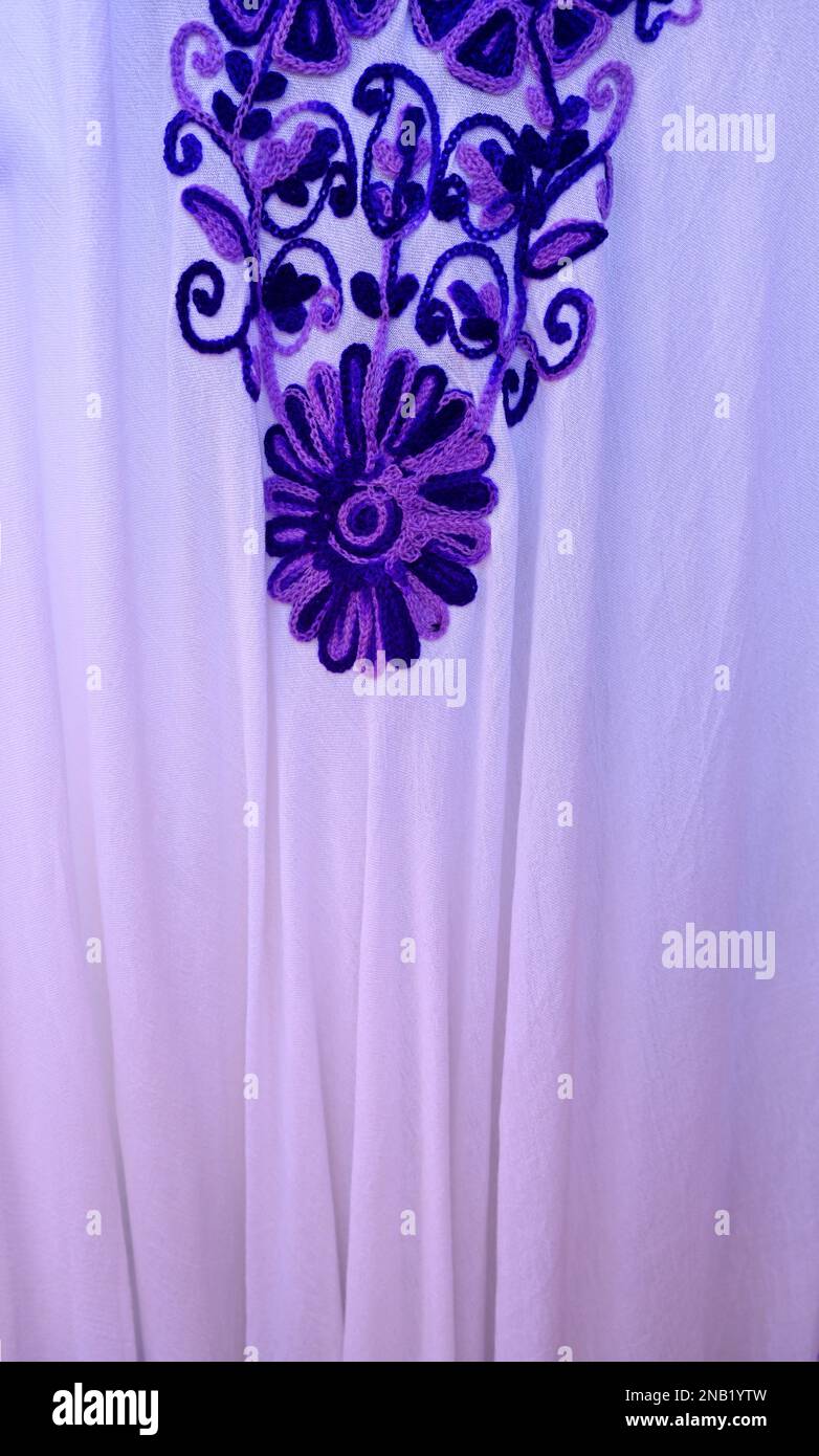 Tissu violet clair drapé avec motif abstrait brodé violet à une extrémité Banque D'Images