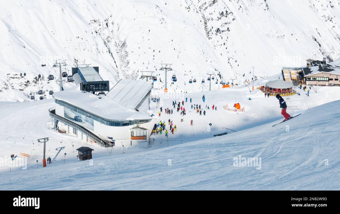 Obergurgl, Autriche - skieurs au sommet de la télécabine de Rosskarbahn et de Festkoglbahn, avec le restaurant de montagne Festkogl Alm sur la droite Banque D'Images