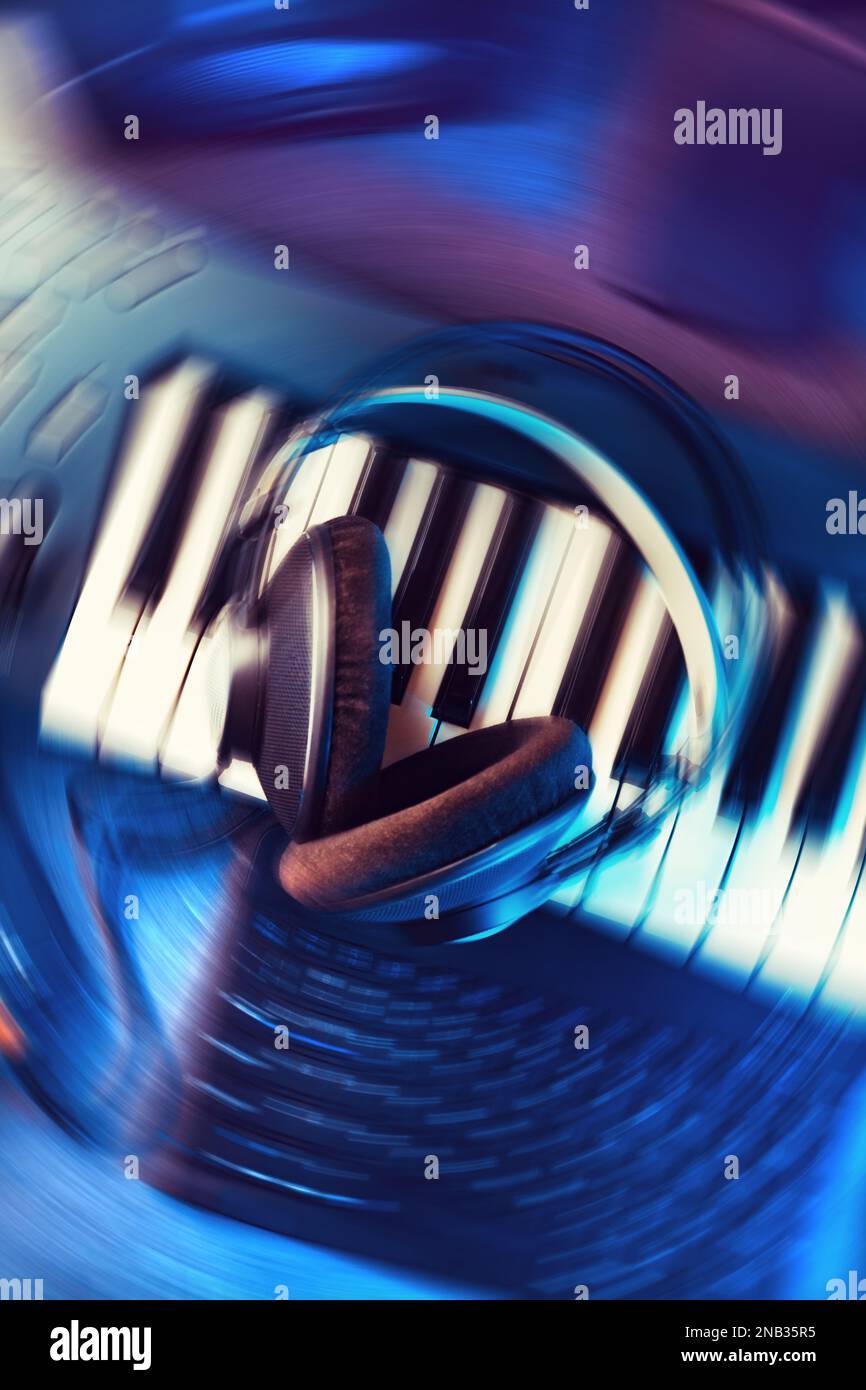 Clavier ou synthétiseur avec casque et carte son. Concept d'enregistrement et de production de musique sur ordinateur.musique et enregistrement numérique en studio à la maison. Banque D'Images