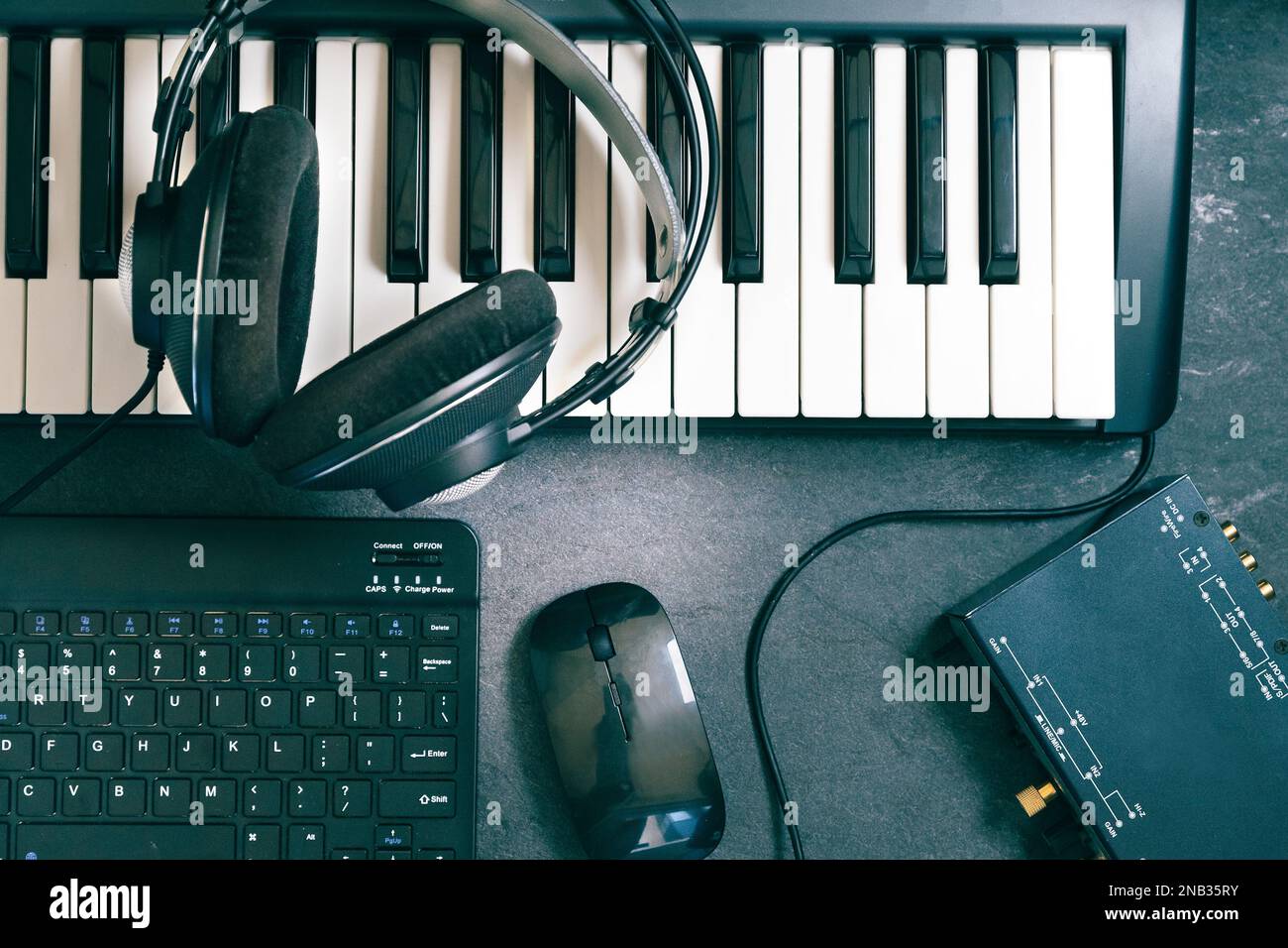 Clavier ou synthétiseur avec casque et carte son. Concept d'enregistrement et de production de musique sur ordinateur.musique et enregistrement numérique en studio à la maison. Banque D'Images