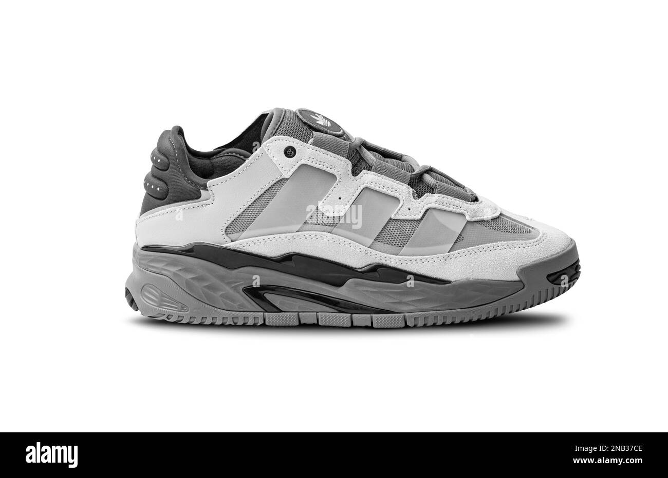 CHISINAU, MOLDOVA - 12 FÉVRIER 2023: Baskets Adidas Nitroball pour le sport, et pour le quotidien dans les environnements urbains et de bureau. Design futuriste Banque D'Images