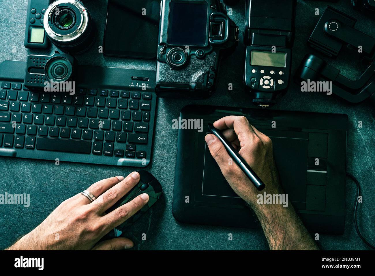 Station de travail photo numérique sur fond noir. Vue du dessus de l'appareil photo numérique, du flash, de l'objectif et de l'ordinateur portable. Equipement photographique professionnel. Banque D'Images