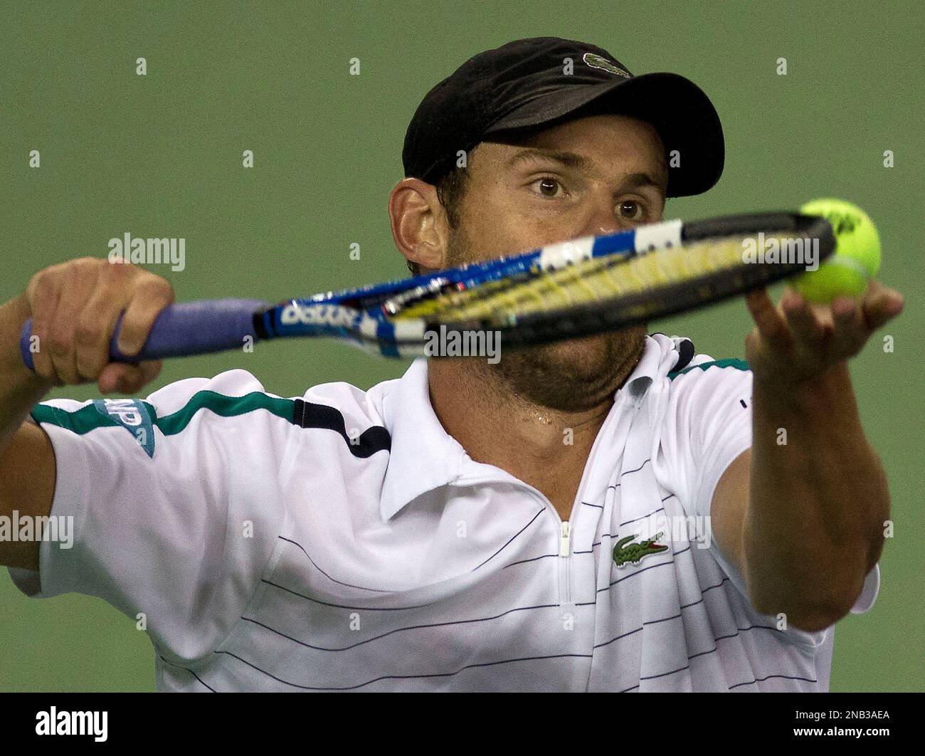 Andy Roddick of the United States prepares to serve to Grigor Dimitrov of Bulgaria during their men's singles match of the Shanghai Masters tennis tournament in Shanghai, China, Tuesday, Oct. 11, 2011. (AP Photo/Andy Wong) Banque D'Images