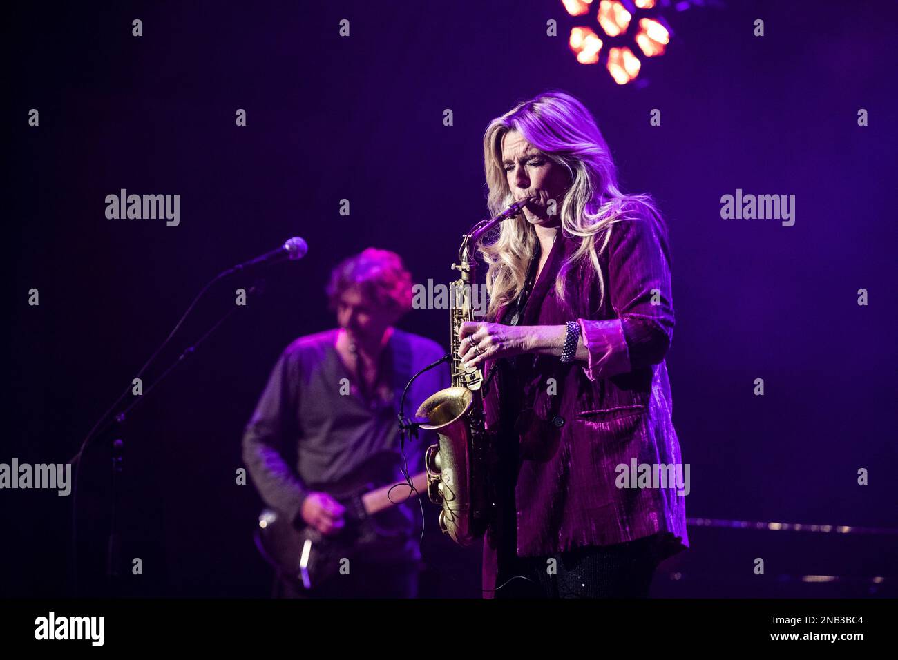 HAARLEM - 13/02/2023, HAARLEM - Candy Dulfer se produit lors d'un concert à Philharmonie Haarlem pour recueillir des fonds pour les victimes des tremblements de terre en Turquie et en Syrie. Le produit du concert sera Giro555. C'est le premier concert-bénéfice pour les victimes de la catastrophe naturelle. ANP EVA PLEVIER pays-bas sortie - belgique sortie Banque D'Images
